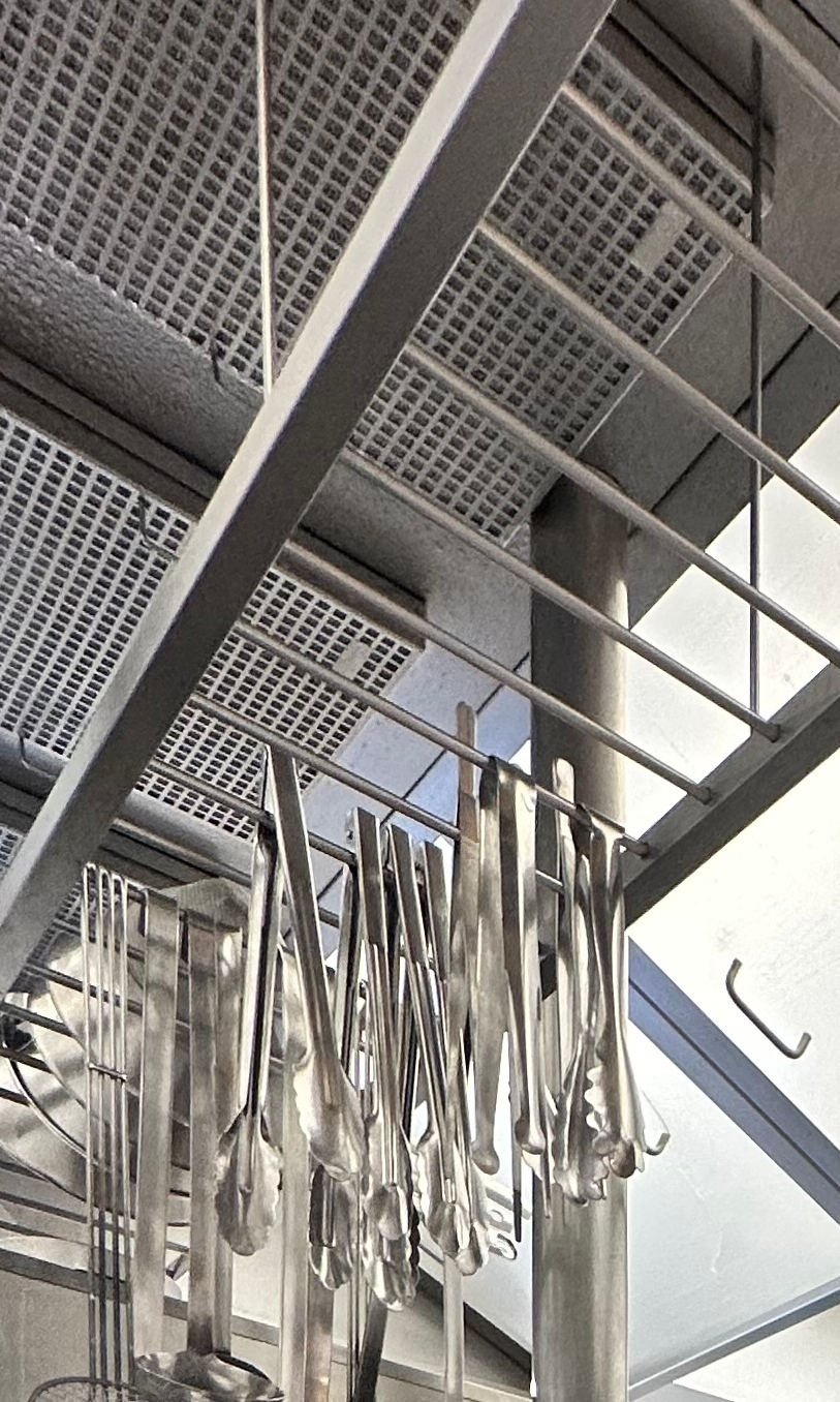 Der er fokus på råvarerne, når der bliver tryllet i køkkenet. - Morten Chas Overgaard Der er fokus på råvarerne, når der bliver tryllet i køkkenet.