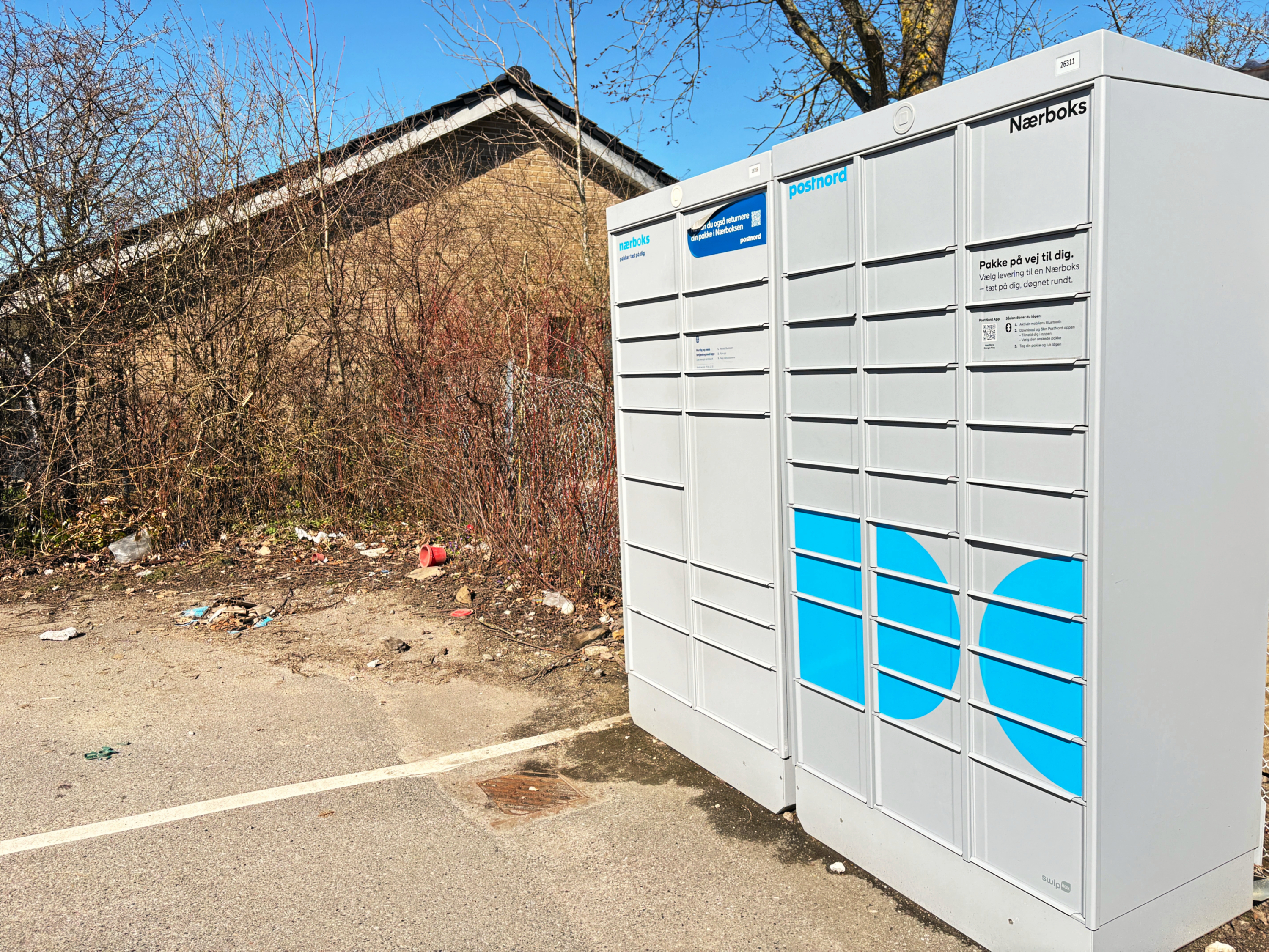 Siden PostNord opstillede pakkeskabet få meter fra Lars Studsgaard Pedersens hjem har hans hverdag ændret sig markant. Støjen, der følger med er ifølge ham ulidelig.