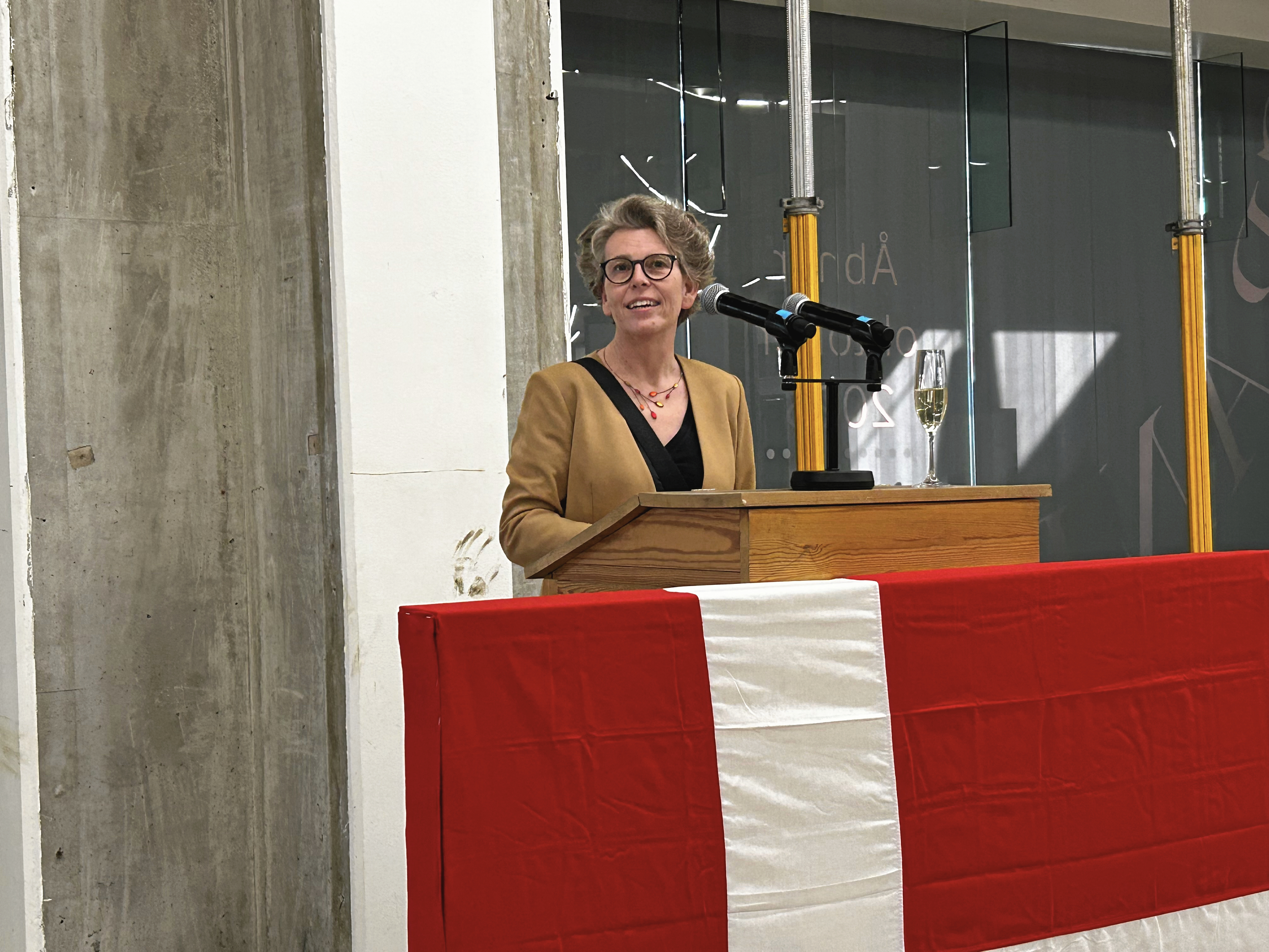 Rødovre Kommune vil have bugt med ventelister i tandplejen. På billedet holder borgmester Britt Jensen (S) tale ved Rødovre Centrums 60-års fødselsdagsreception.