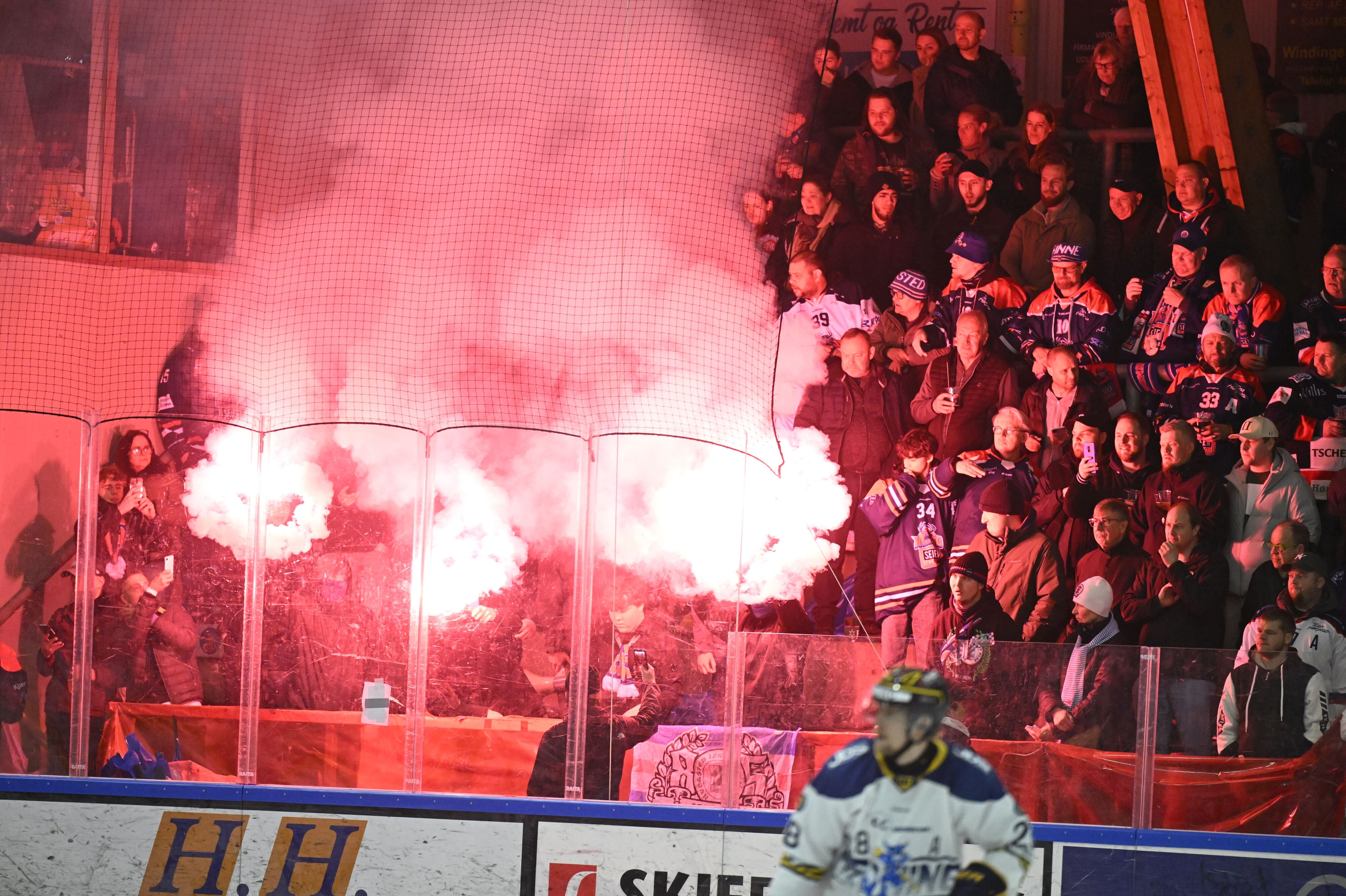 Nogle Rungsted-fans valgte i tredje periode at antænde pyroteknik i hallen i Hørsholm.