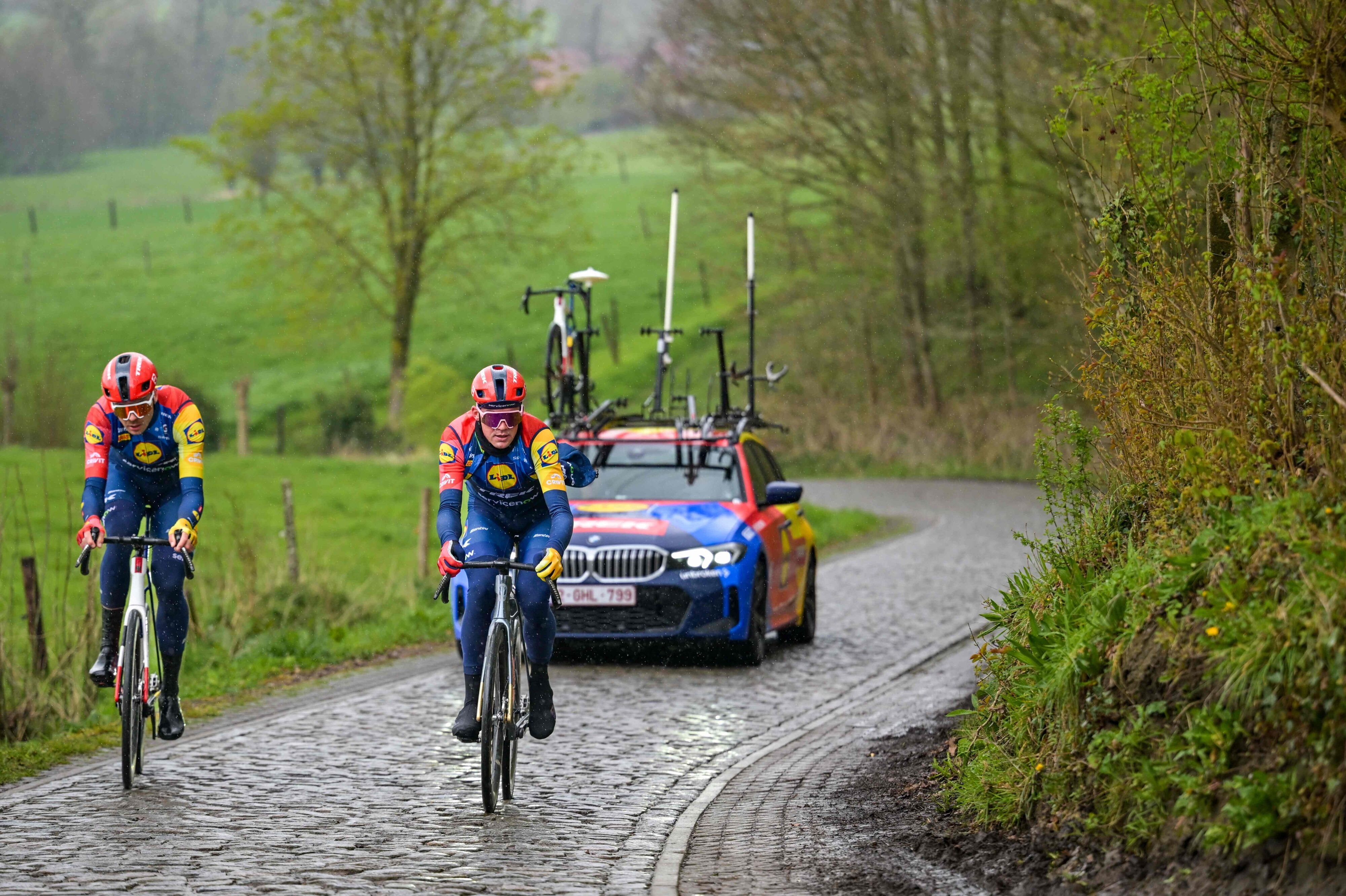 Mads Pedersen har i de seneste dage finpudset den sidste del af formen på brostenene i Flandern.