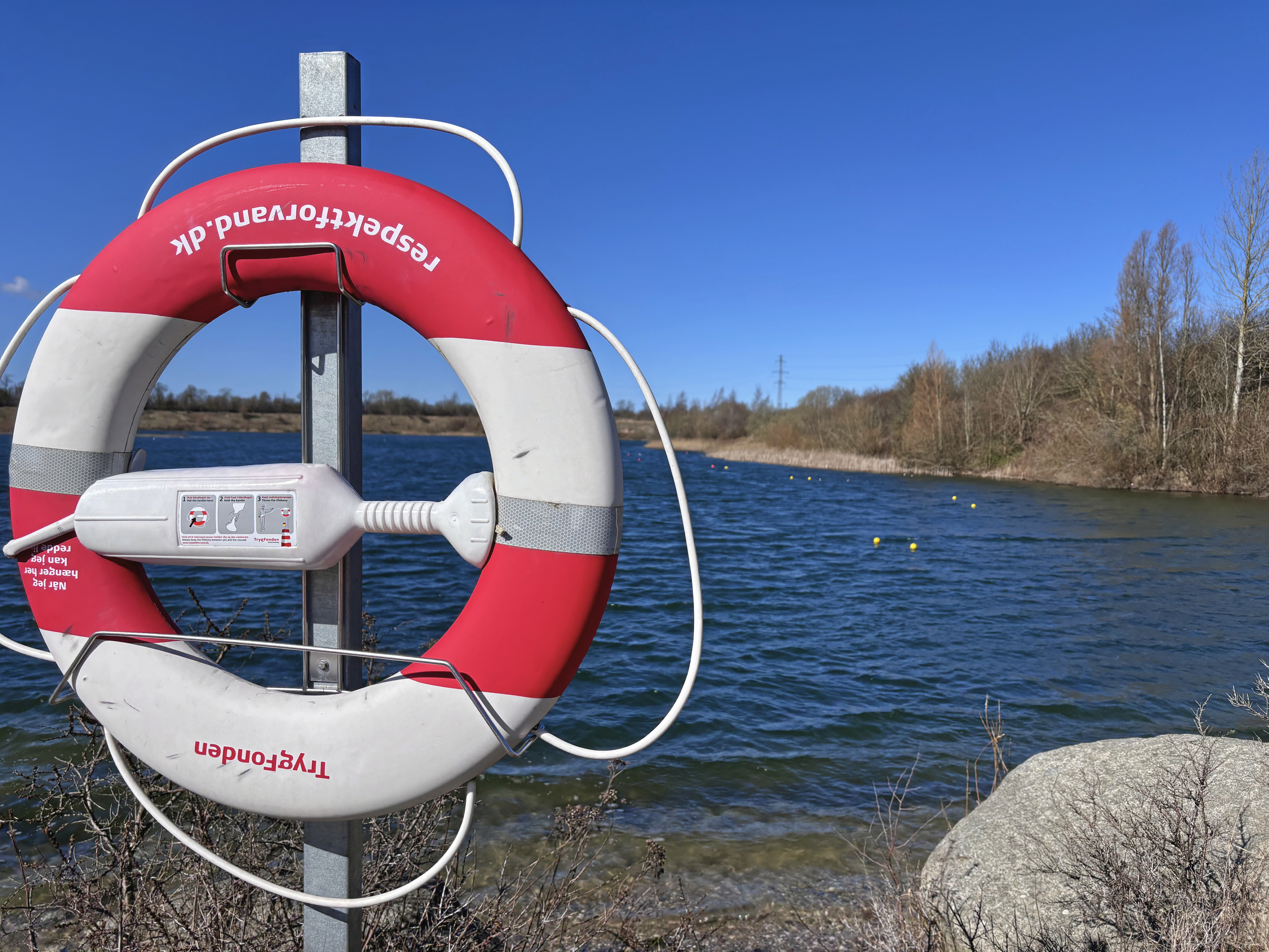 Normalt kan man krydse søen tørskoet. Men ikke lige nu, hvor populært udflugtsmål er fjernet.