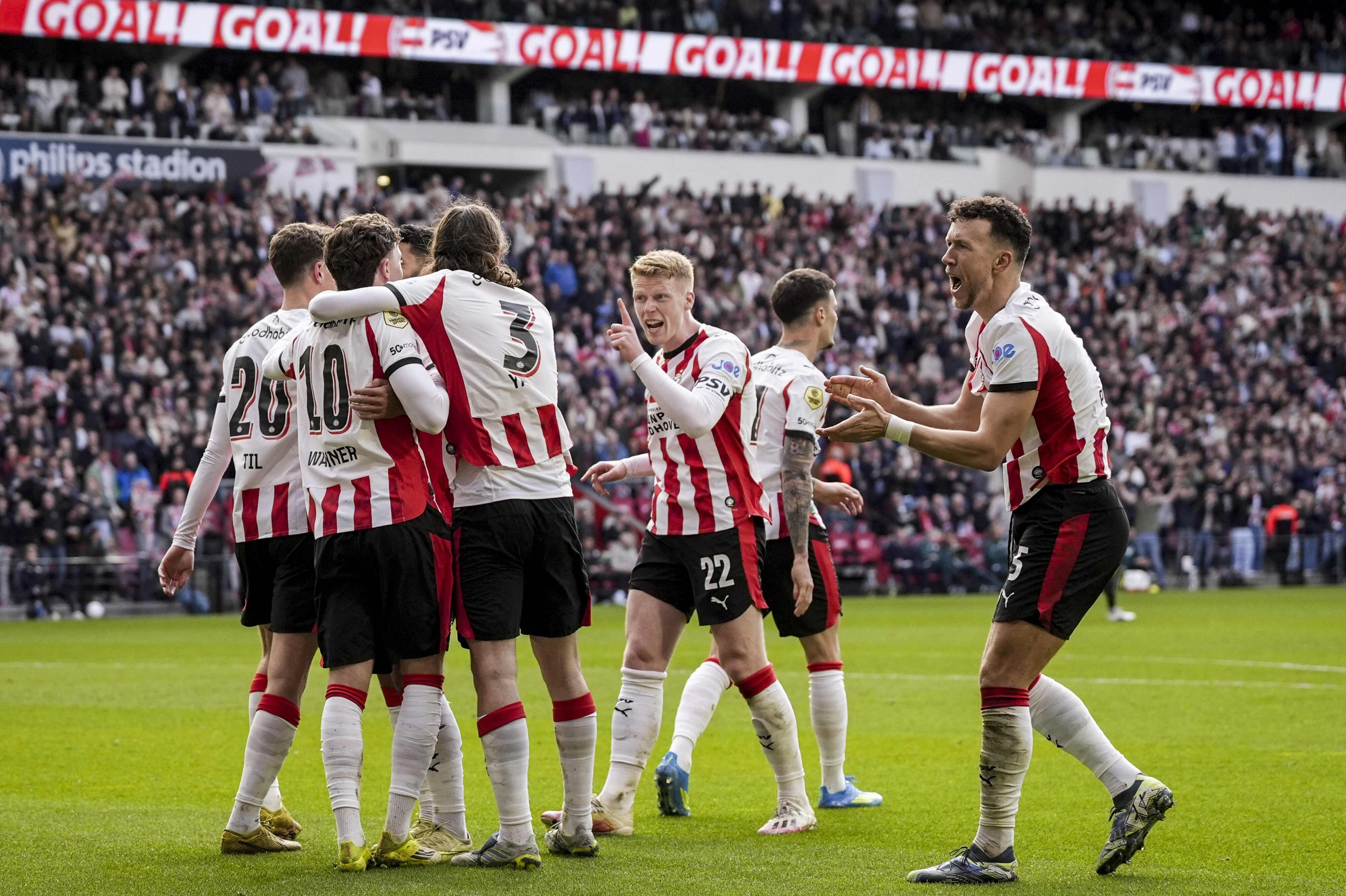 PSV Eindhoven vandt lørdag 4-3 over Utrecht, og søndag kan klubben fra sofaen juble over det tredje mesterskab på stribe.