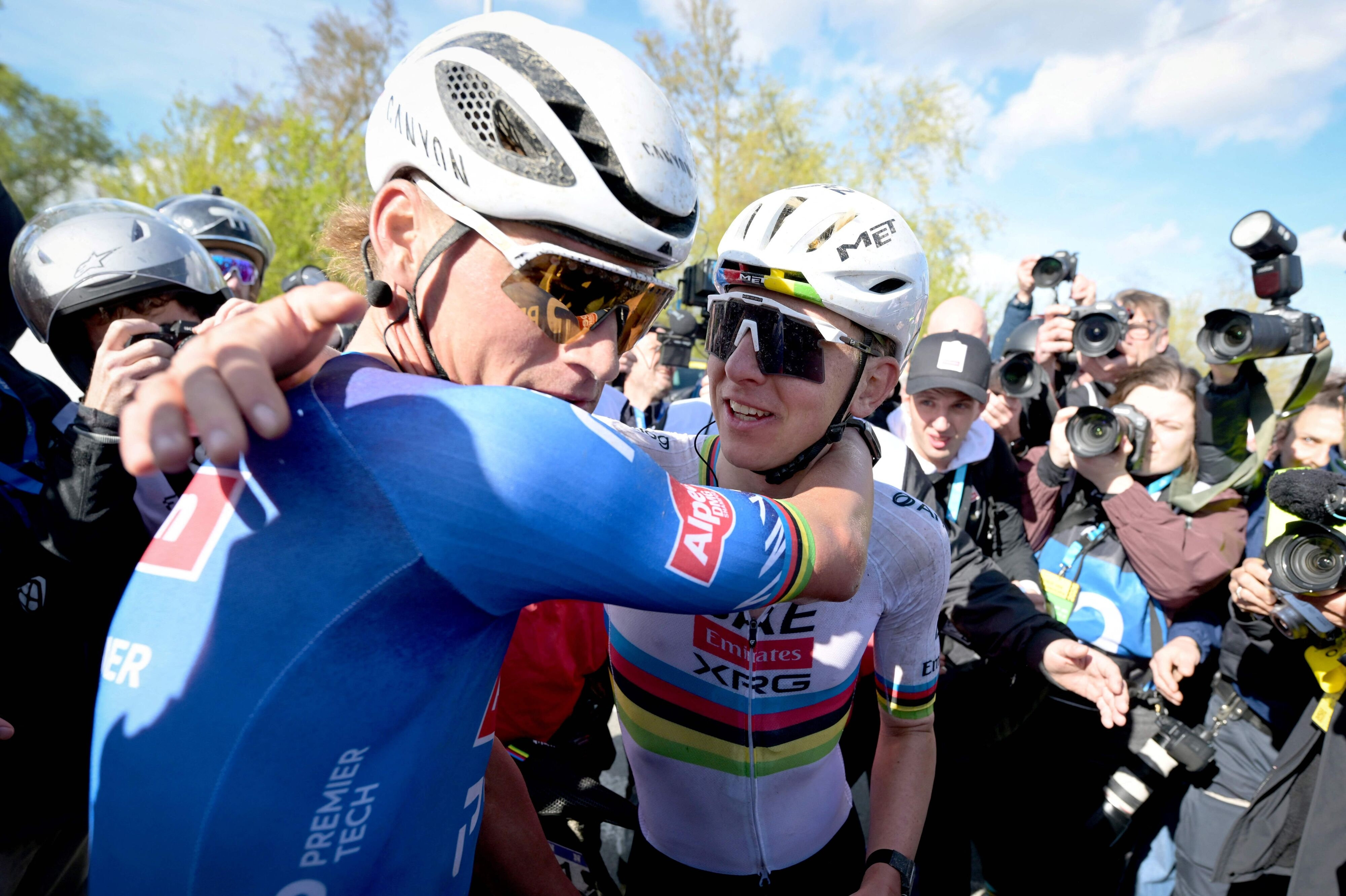 Mathieu van der Poel ønsker Tadej Pogacar tillykke med sejren. Begge har nu vundet Flandern Rundt tre gange.