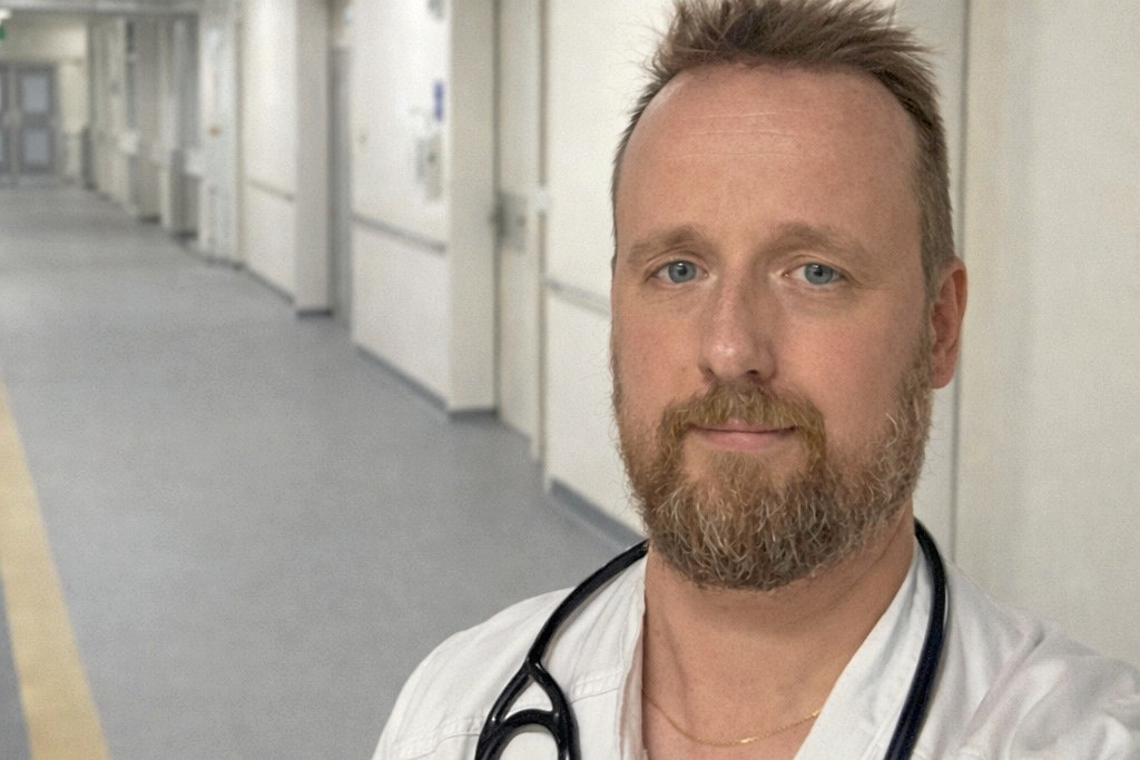 Mads Lynge, speciallæge på Lungemedicinsk Afdeling på Aalborg Universitetshospital, vurderer, at den nye næsespray fra ALK i Hørsholm, kan hjælpe flere mennesker i den akutte fase efter allergisk reaktion end de traditionelle adrenalinpenne. - Presse Mads Lynge, speciallæge på Lungemedicinsk Afdeling på Aalborg Universitetshospital, vurderer, at den nye næsespray fra ALK i Hørsholm, kan hjælpe flere mennesker i den akutte fase efter allergisk reaktion end de traditionelle adrenalinpenne.