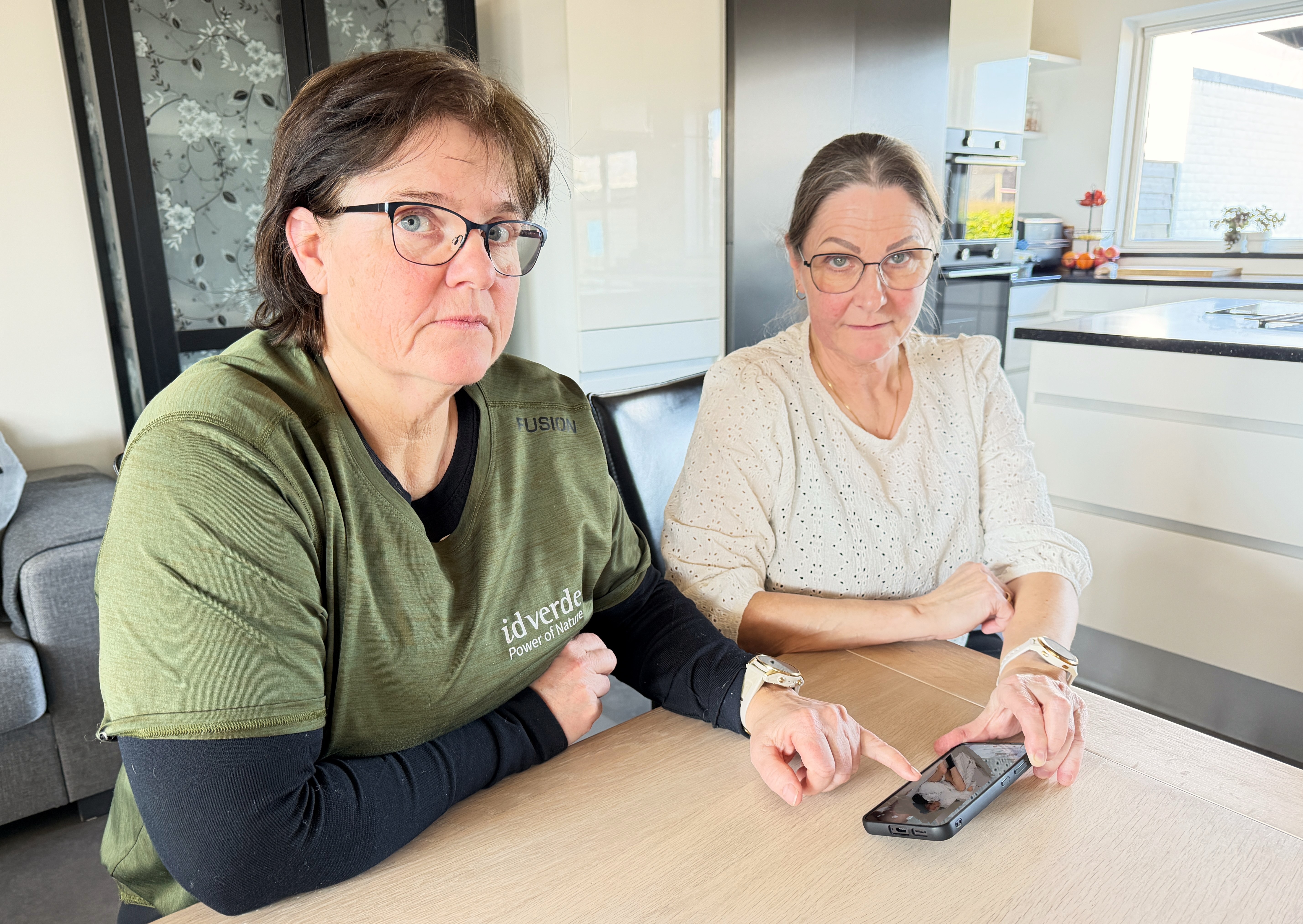 Dorte og Helle Boysen er dybt rystede over de mange svigt, som et kamera i deres mors plejehjemsbolig har afsløret.