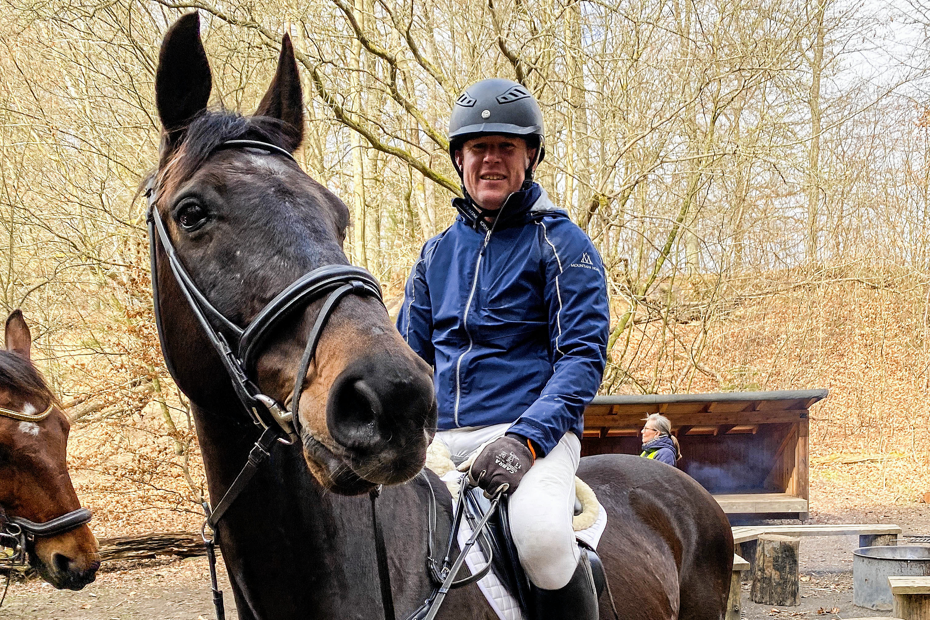 Martin Hornsyld skal snart ride sin første jagt. Han har lånt kærestens hest Uffe, men drømmer om sin egen hest. På sigt vil han gerne ride den traditionsrige Hubertusjagt.