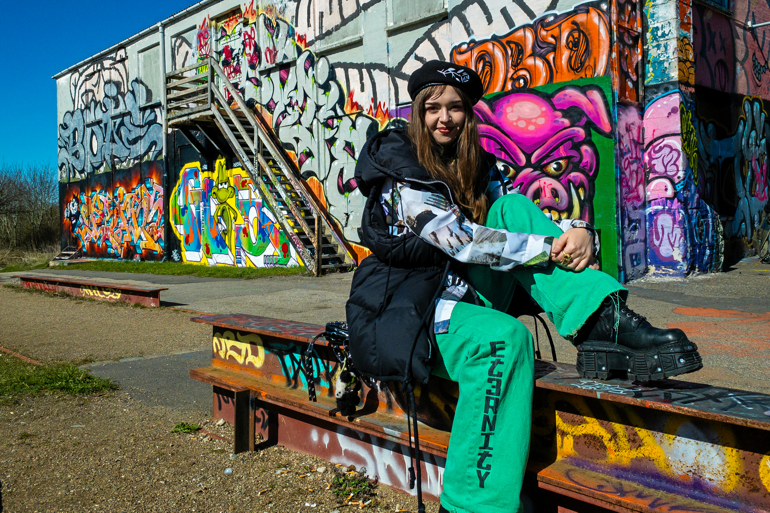 Kat Atoshkina er medstifter af ravekollektivet Eternity, der holder fest på Paramount den 18. april. Som hendes bukser viser, har Eternity fået lavet deres egen merchandise.