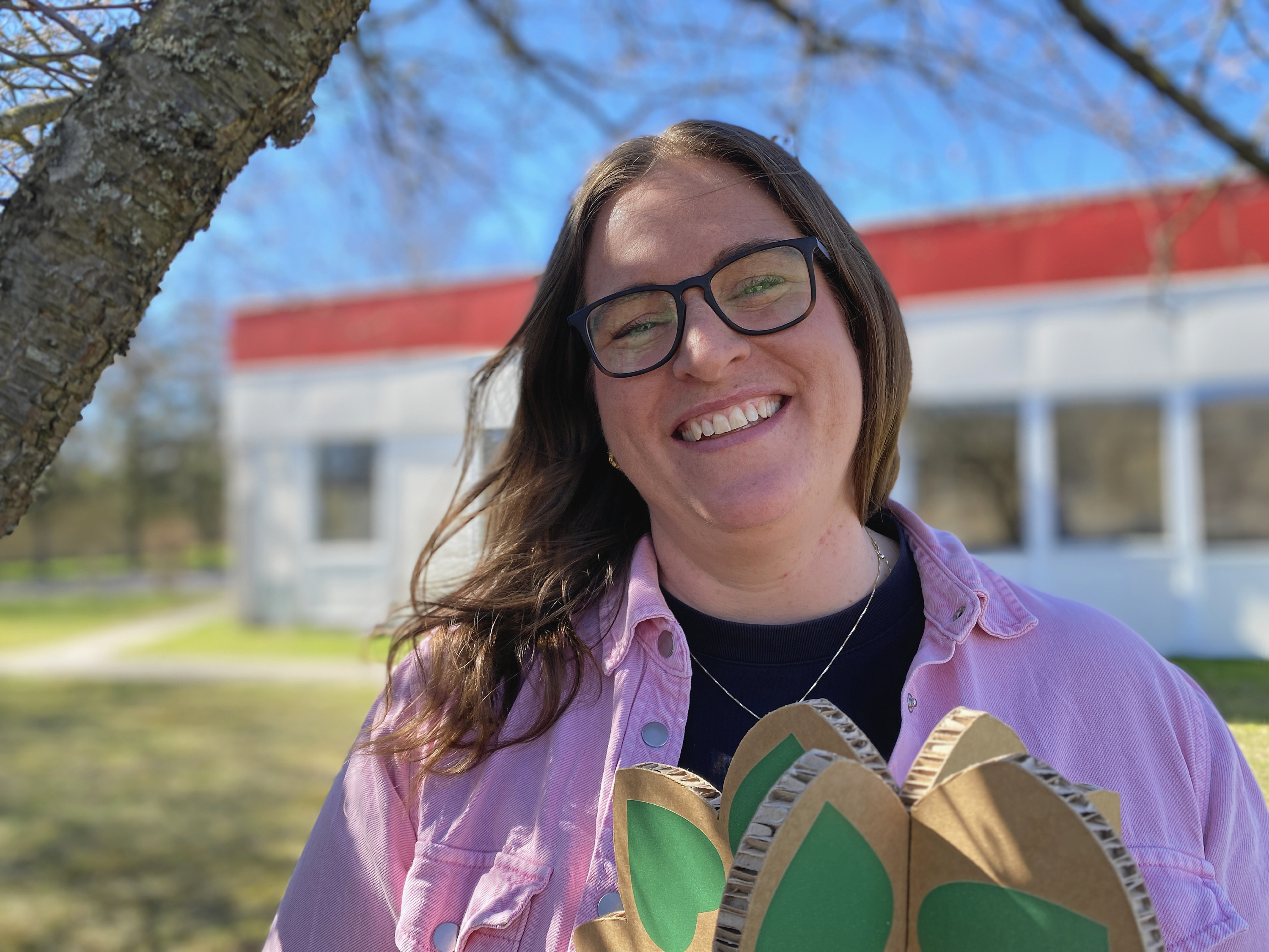 CSR manager hos Lomax, Ragga Asbjarnardóttir fortæller om de frugtlunde, virksomheden donerer i et nyt samarbejde med Plant et Træ.