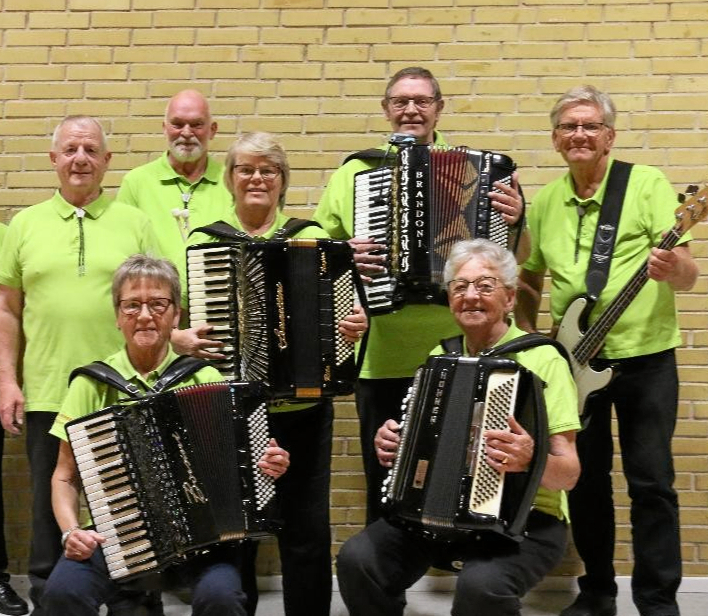 Musikken står Harmonikavenner Vestsjælland for, og deltagerne kan både lytte til evergreens, danske dansktopnumre samt melodier fra både ind- og udland.