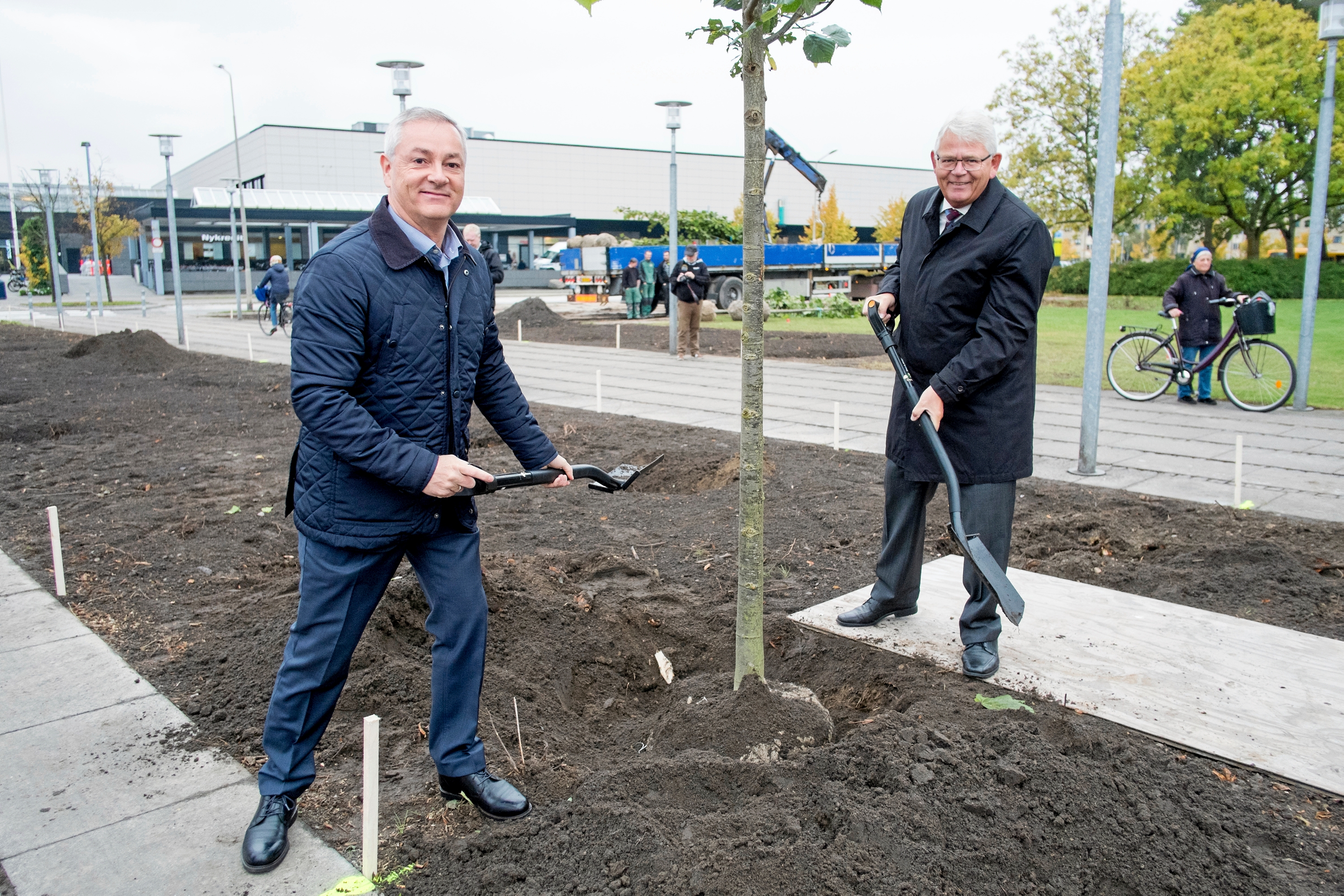 Det er ikke første gang, at Rødovre Centrum forære store gaver til byen. I 2015 fik kommunen 150 lindetræer, der blev plantet ved Rådhuspladsen. På billedet ses daværende centerdirektør Jesper Andreasen (tv) og tidligere borgmester Erik Nielsen. - Brian Poulsen Det er ikke første gang, at Rødovre Centrum forære store gaver til byen. I 2015 fik kommunen 150 lindetræer, der blev plantet ved Rådhuspladsen. På billedet ses daværende centerdirektør Jesper Andreasen (tv) og tidligere borgmester Erik Nielsen.