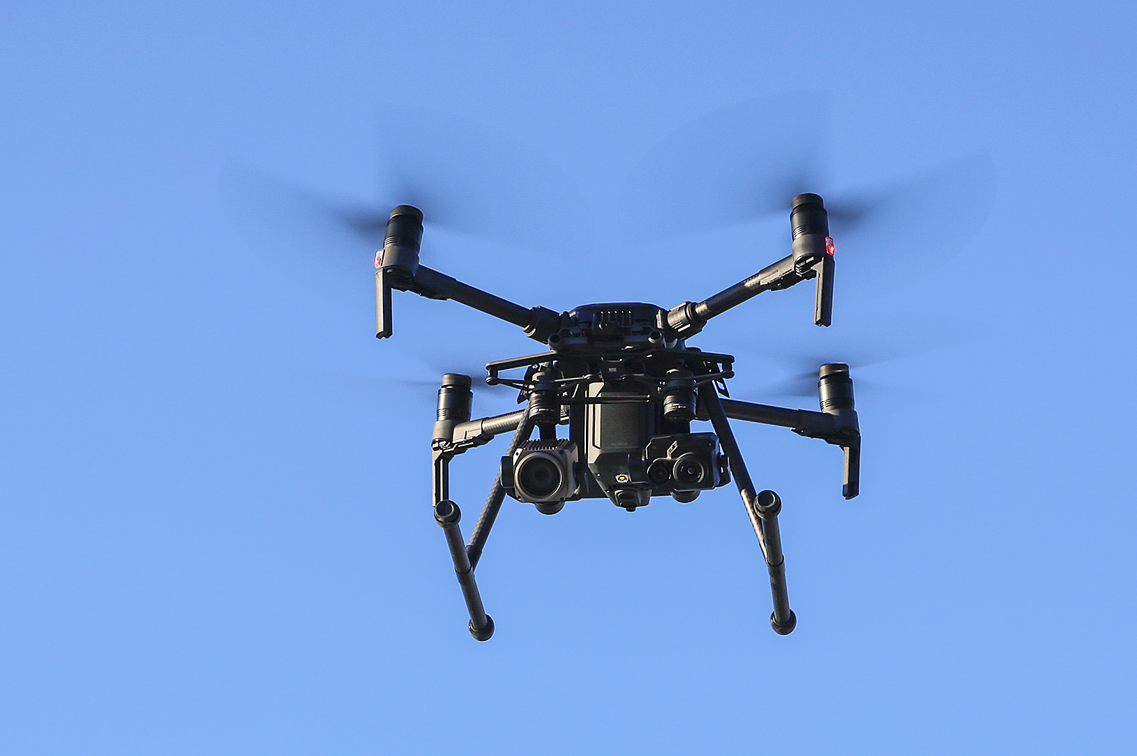 Politiet fik hjælp af en drone, da man natten til tirsdag fik mistanke mod to mænd.