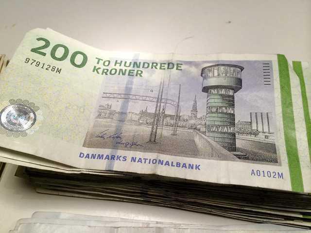 - Det nytter jo ikke noget at fjerne en hæveautomat. Skal man hæve fra en automat fra en anden bank koster det 20 kroner, lyder det fra skribenten.
