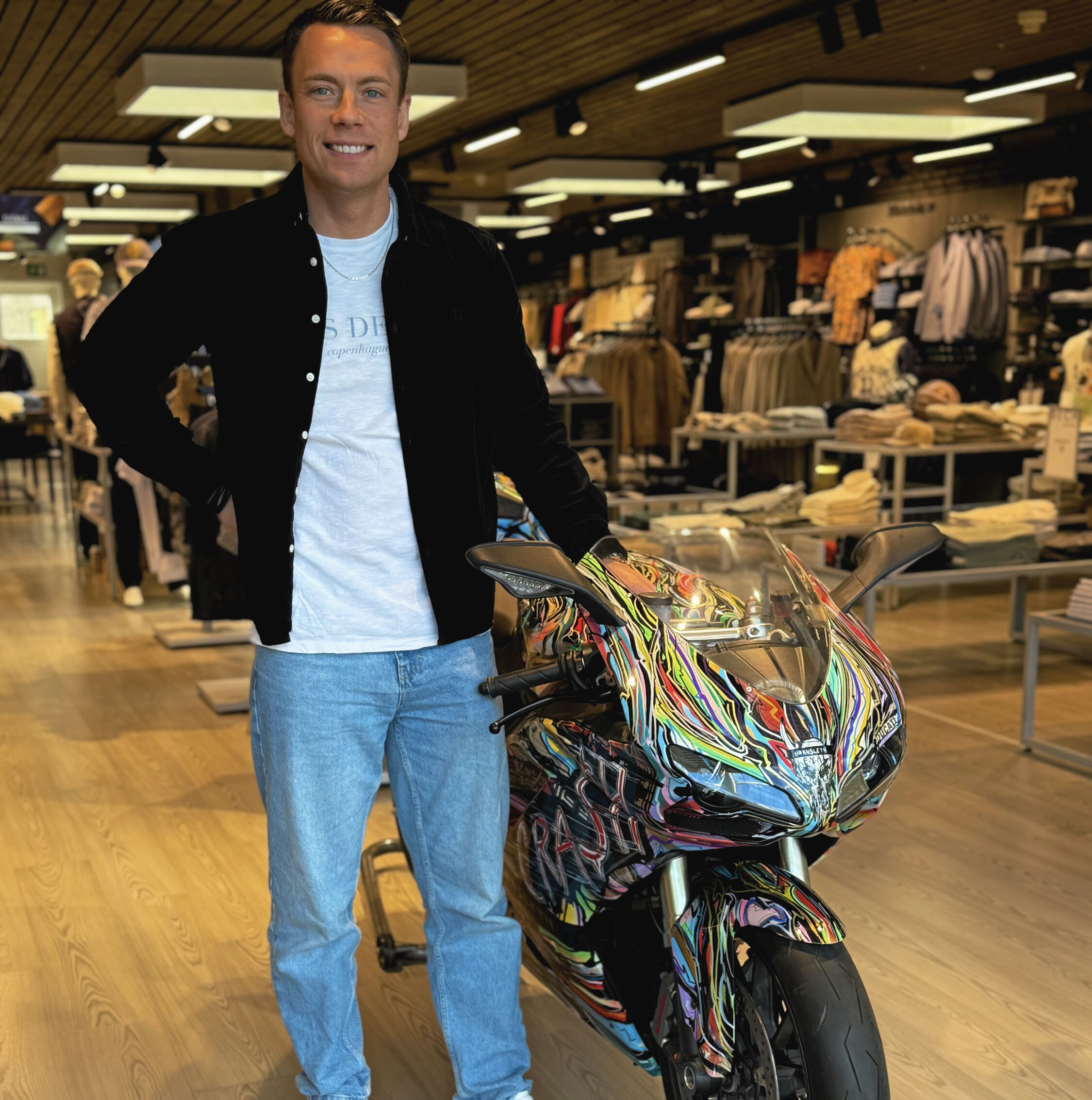 Ditlev Bech i butikken med motorcyklen.