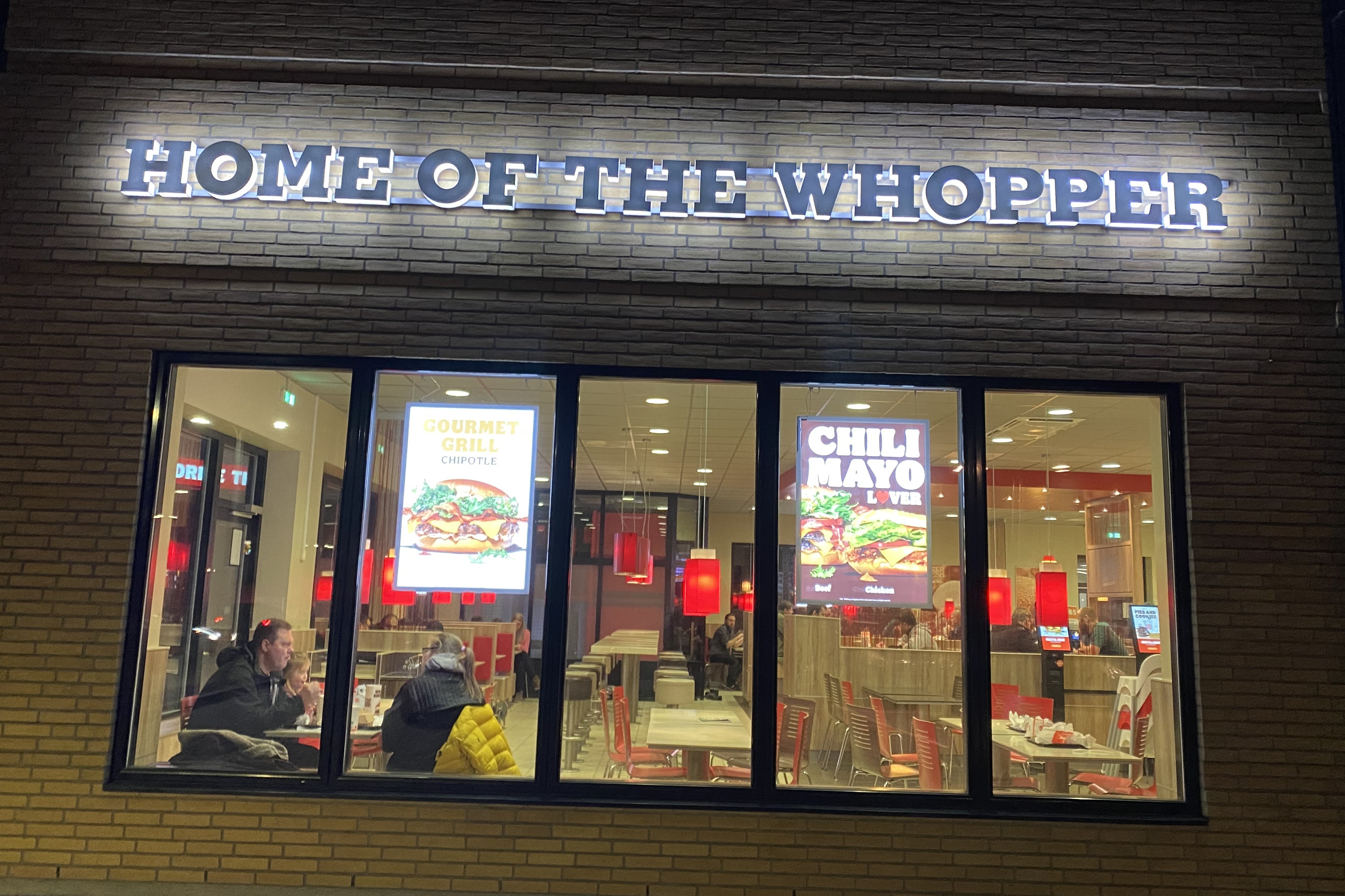 Kvinde slingrede narkopåvirket ind på Burger King. Hun nægter, at hun havde kørt bil.