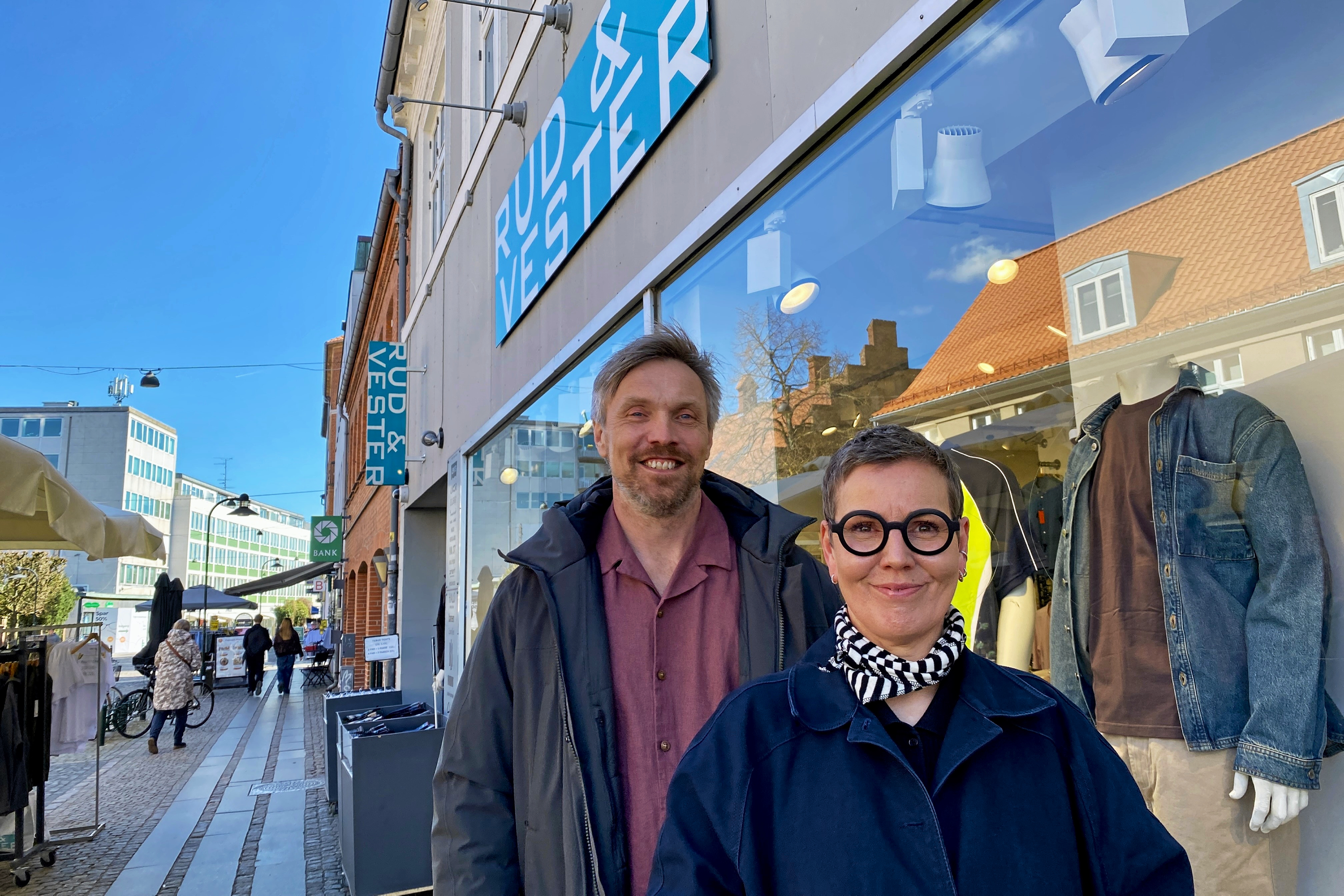 Torben Vester fra Rud & Vester og Mia Labansen fra Acacia Blomsterkunst har begge 25-års jubilæum med deres butikker.
