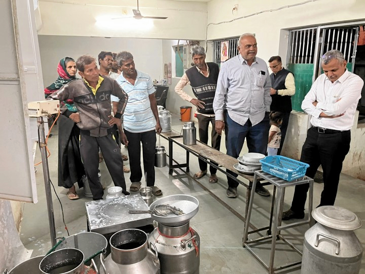 Cirka 10.000 mælkemodtagecentre i Indien som dette har købt Foss' analyseinstrument.