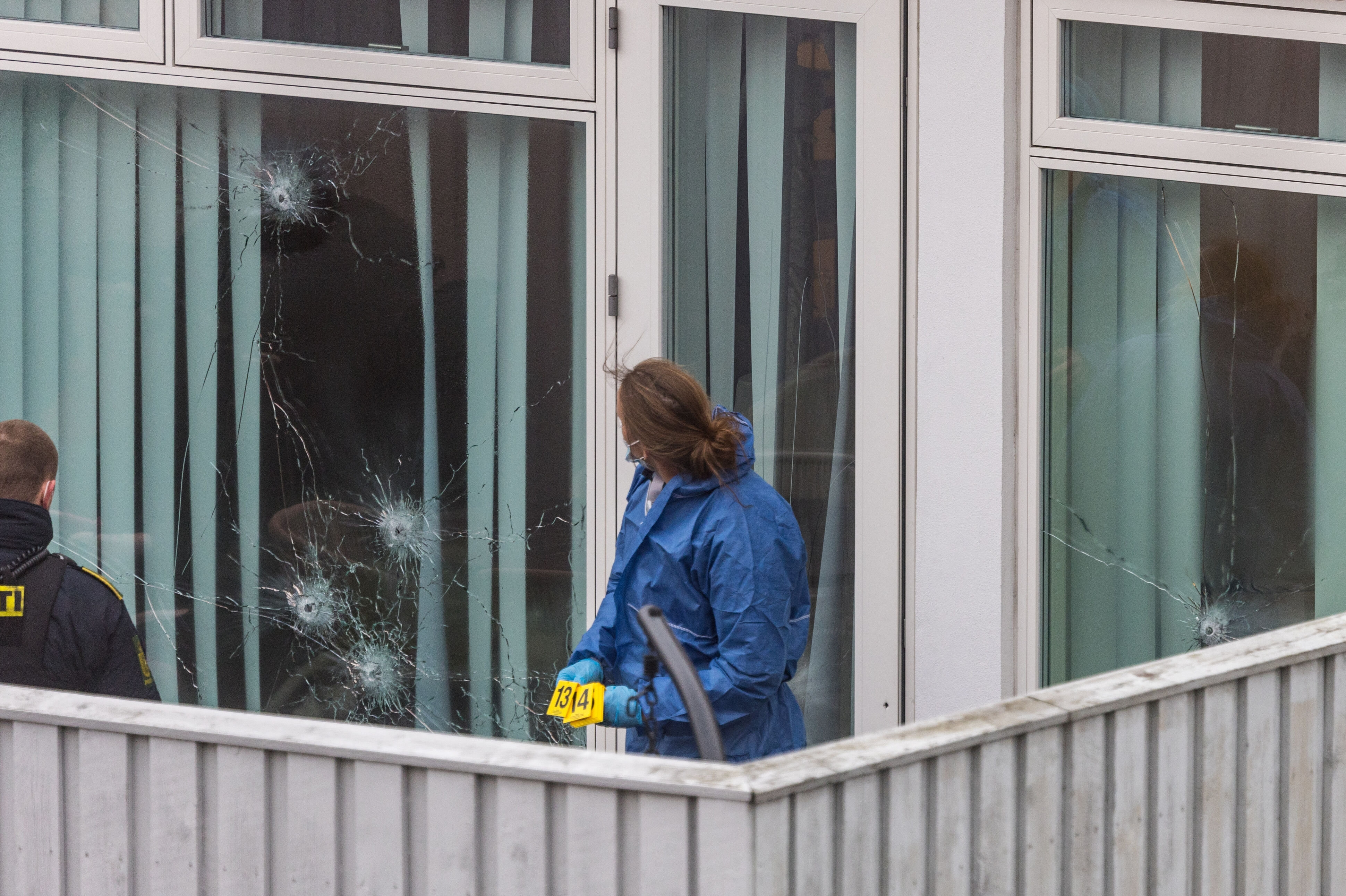 To lejligheder på Kastruplundgade i Kastrup blev ramt af skud tirsdag den 31. marts 2026. Ingen personer kom noget til. Fra en automatriffel blev mindst 14 skud afgivet. Flere unge er blevet varetægtsfængslet for forsøg på manddrab. (Arkivfoto)