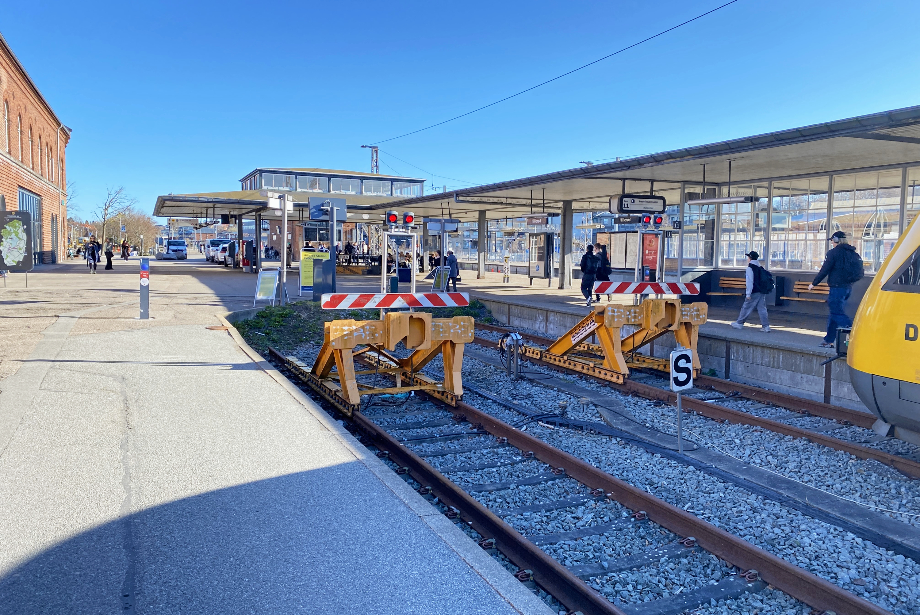 Dette spor skal fortsætte tværs gennem stationen og forbindes med lokalbanen mod nord på den anden side af stationen.
