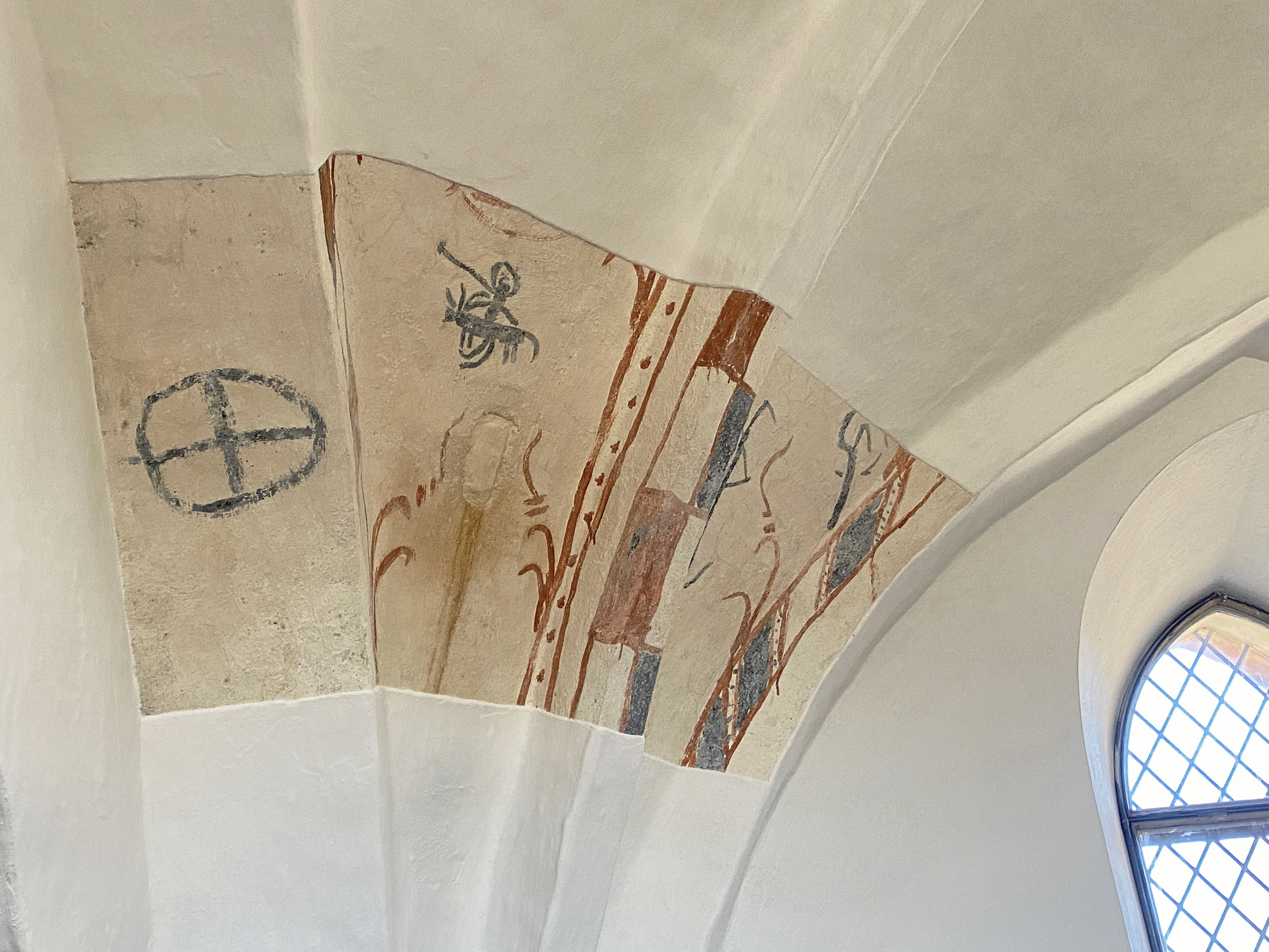 I oktober dukkede kalkmalerier op under kalken i Ganløse Kirke. Nationalmuseet har frilagt et stykke, der nu kan ses i koret.