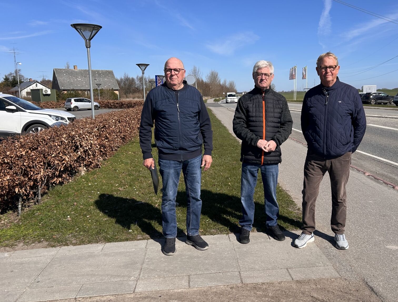Kurt Pedersen, Boye Nielsen og Allan Hansen ved det sted på strækningen, hvor dødsulykkerne er sket.