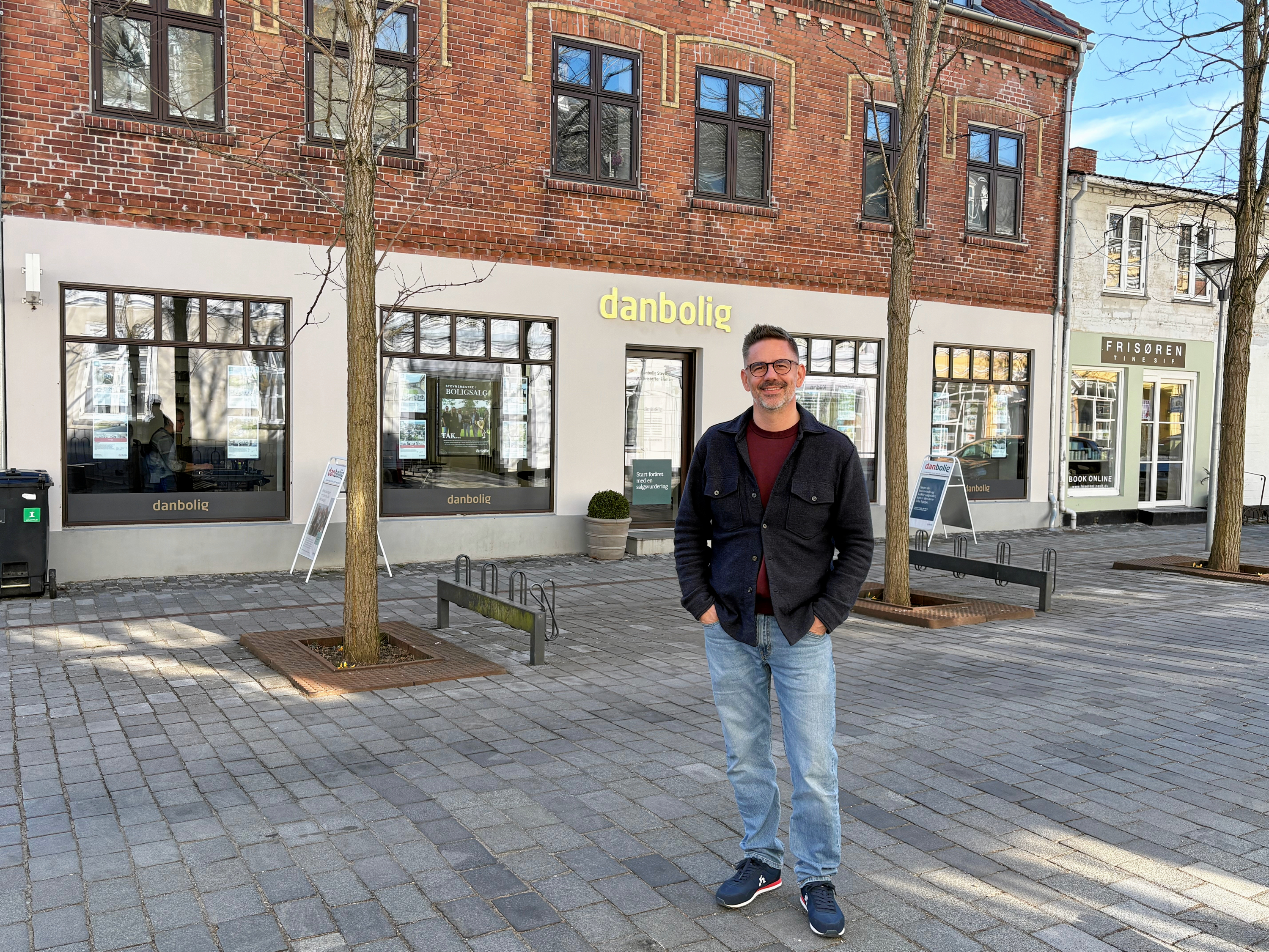 Christoffer Frimann foran filialen på Algade i Store Heddinge.