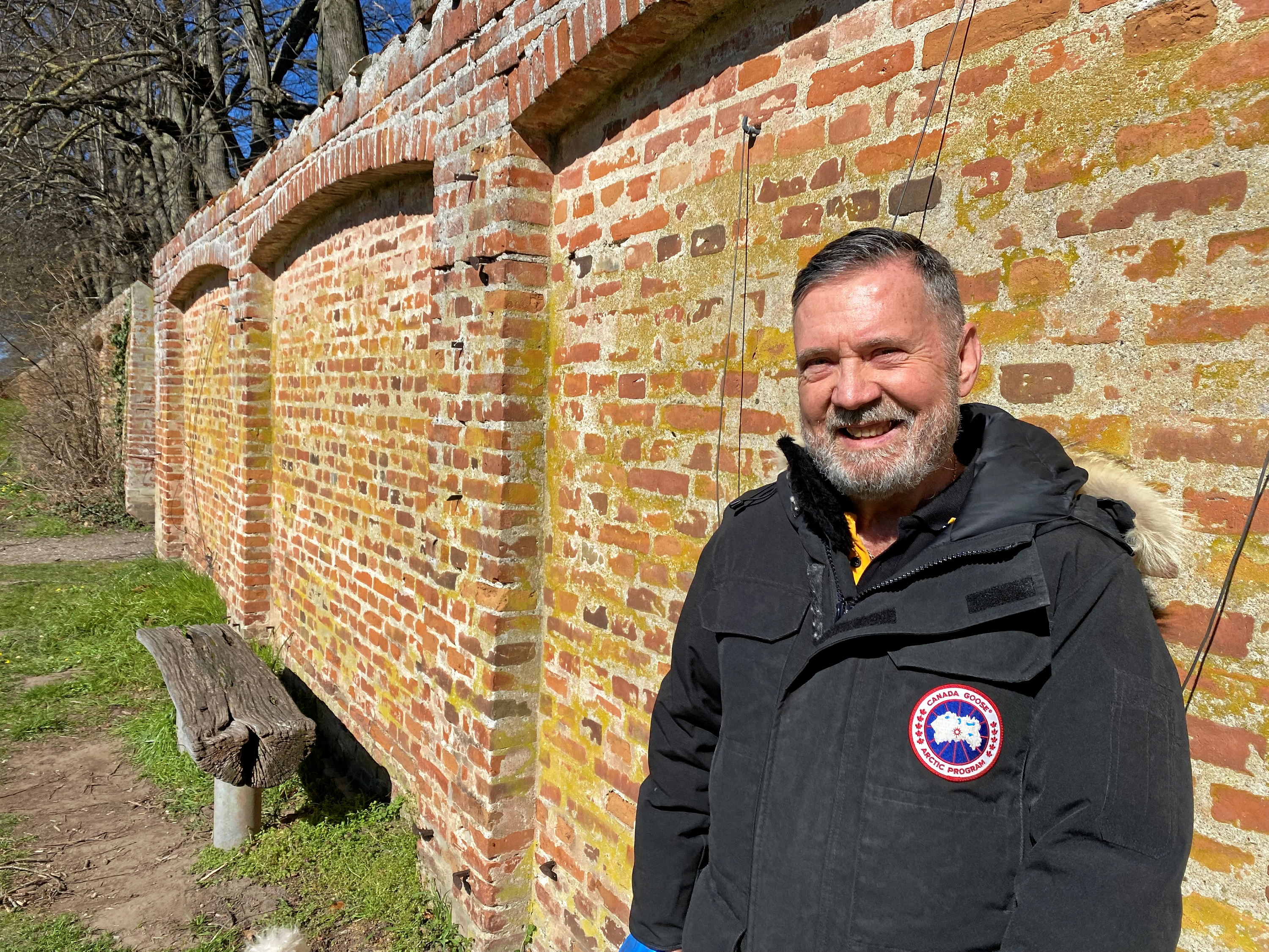 Forfatter og musiker Niels Bergendorff i parken til Jægerspris Slot. Stedet har inspireret til bogen Tidens Dør, som udkommer den 20. april.