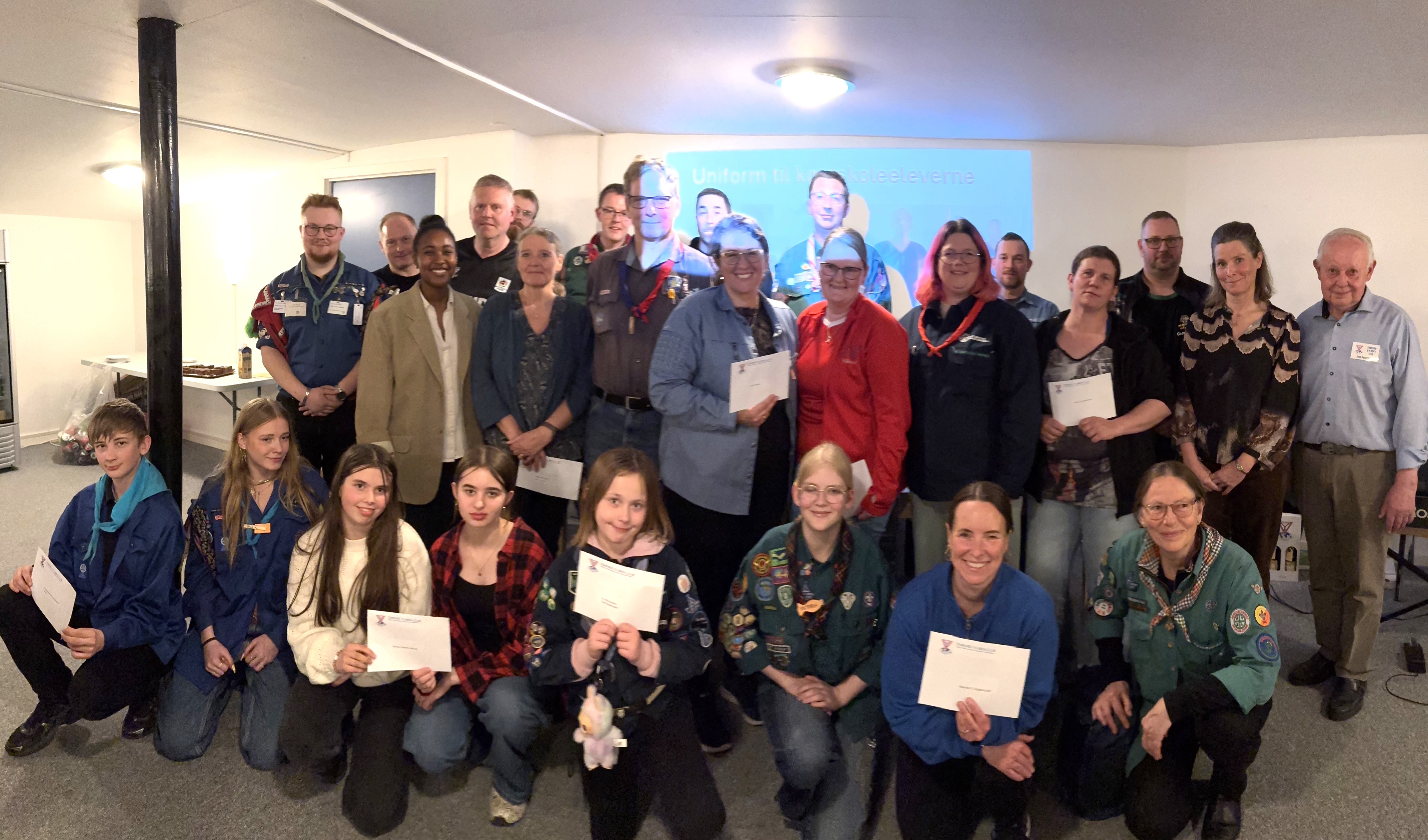 Her er de glade modtagere af de mange penge skaffet til veje via Tornved Y's Men's Clubs genbrugsbutik i Mørkøv.