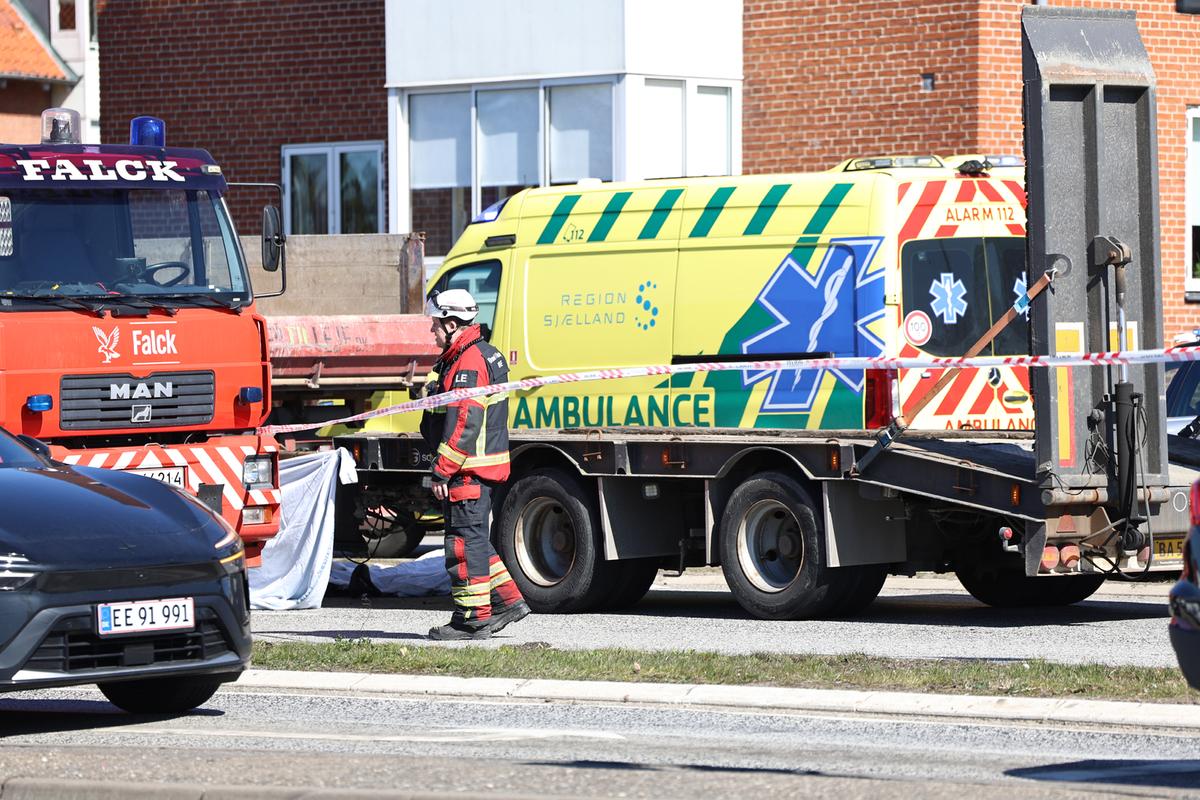 Cyklist er ramt af en lastbil.