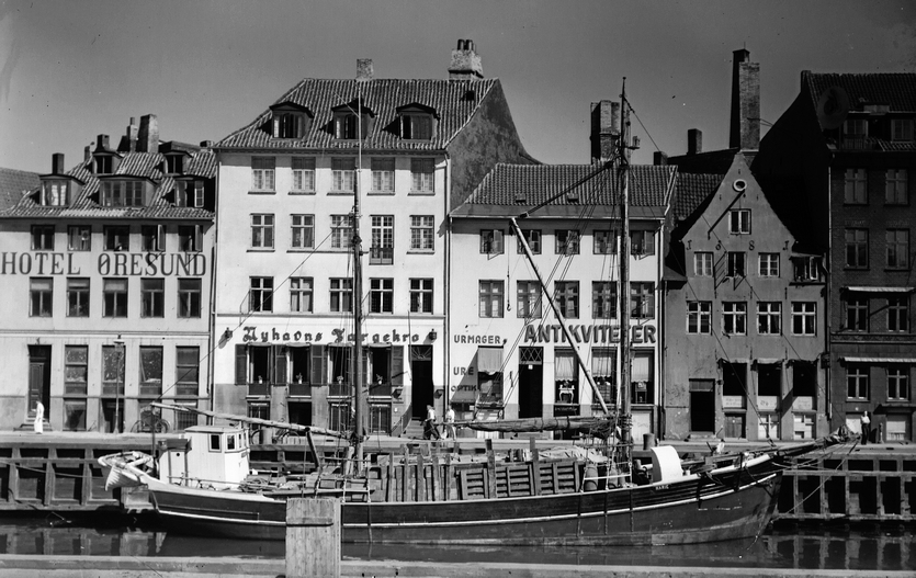 Ole Sterndorff tager publikum med på en rejse gennem Nyhavns liv, fra de gamle værtshuse til dagens stemningsfulde restauranter.