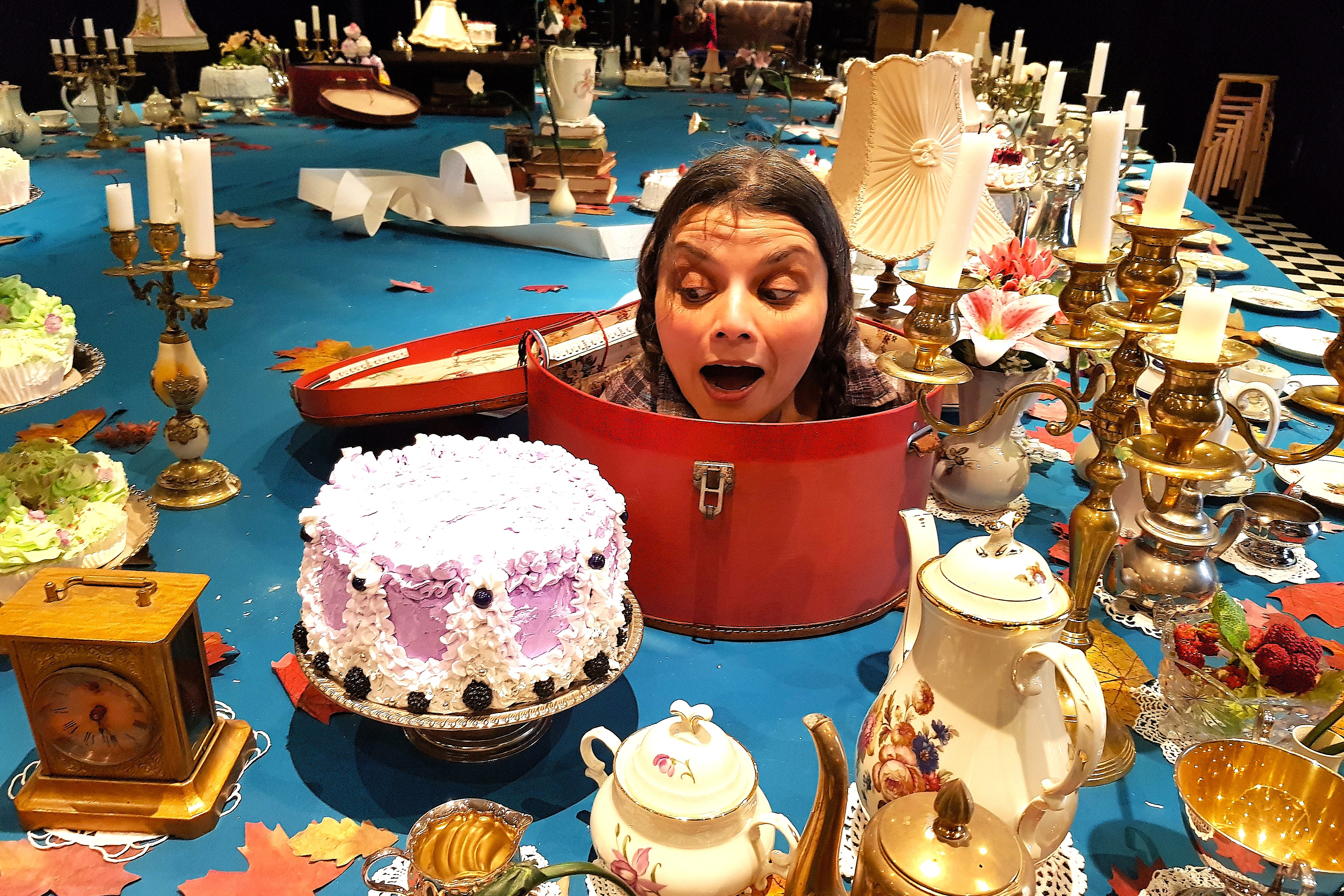 Grethe Mangala Jensen er havnet midt i den skøre Hattemagers kagebord. en