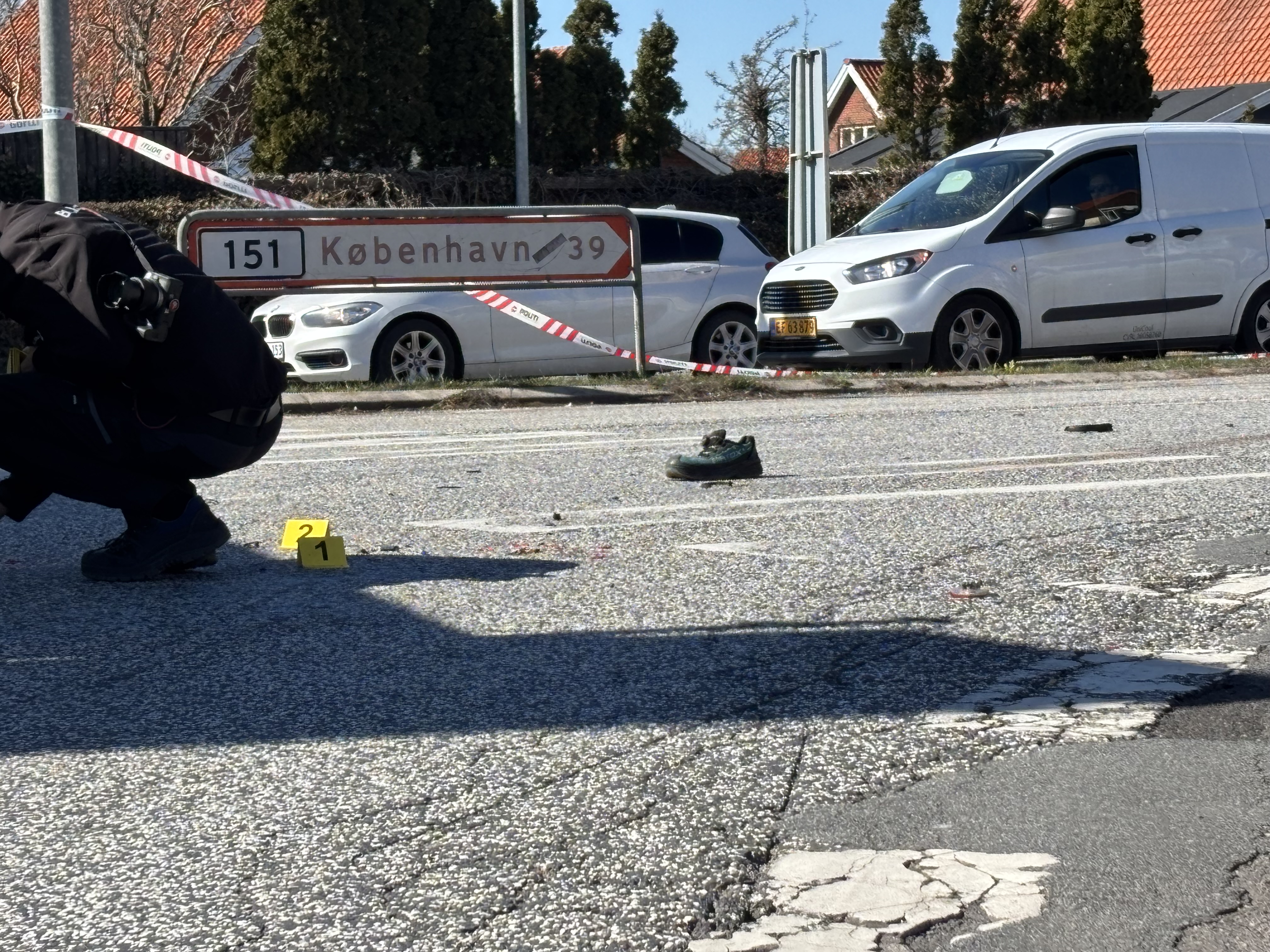 En 65-årig mand mistede torsdag livet, da han blev påkørt i et befærdet lyskryds i Køge. Kun en enlig sko lå tilbage på vejen, da Dagbladet nåede frem til ulykkestedet.