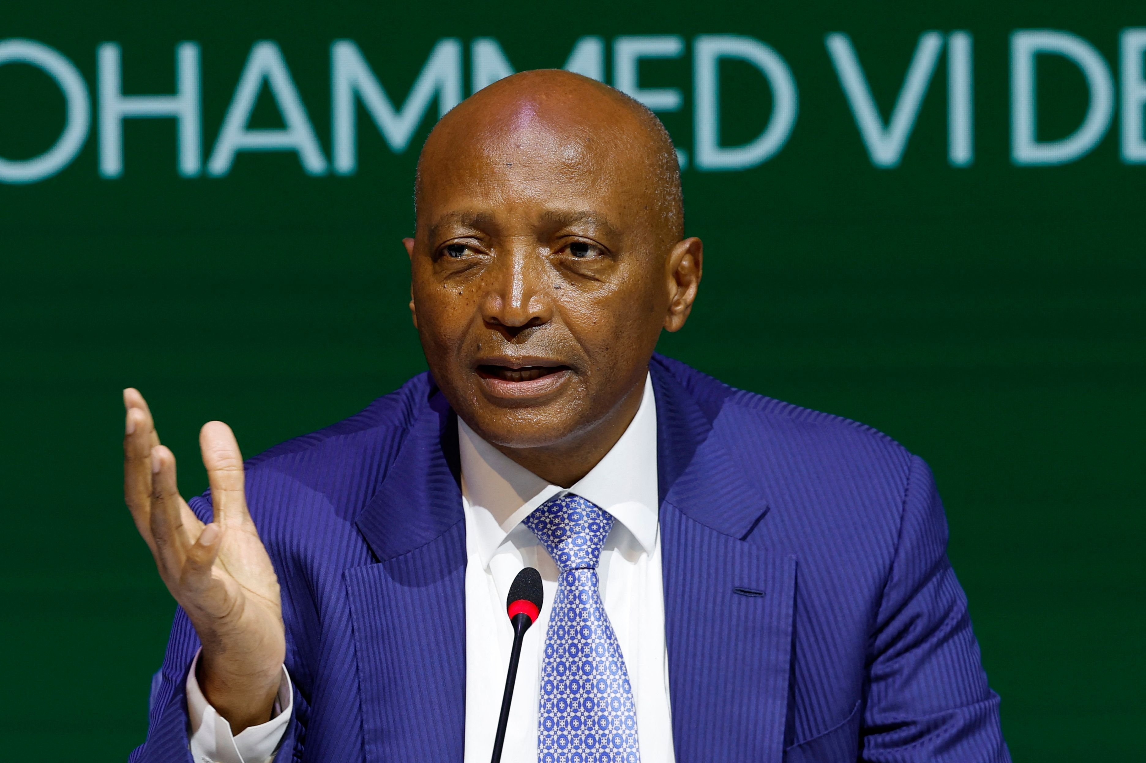 Præsidenten i Det Afrikanske Fodboldforbund (CAF), Patrice Motsepe, ses udtale sig til et pressemøde torsdag, efter at organisationen har fået kritik for beslutning vedrørende AFCON-finale i januar.