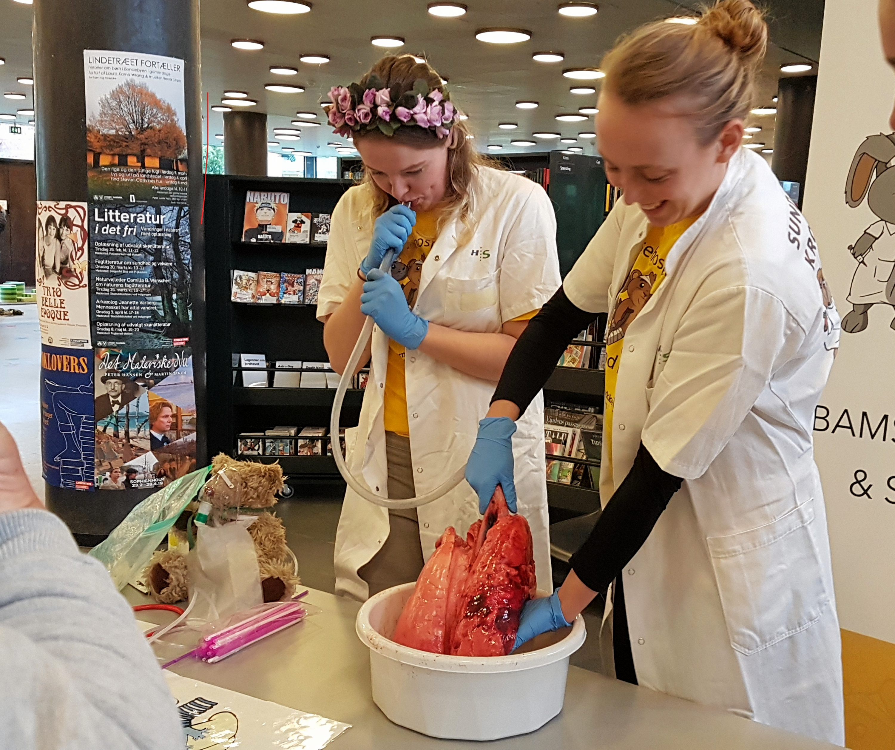DTU ScienceShow demonstrerer eksperimenter, som børn og andre interesserede kan se.