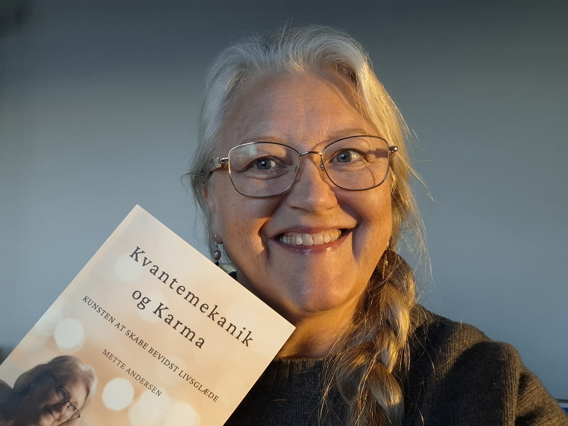 Mette Andersen fra Korsør har skrevet bogen Kvantemekanik og Karma – Kunsten at skabe bevidst livsglæde, hvor hun forener ingeniørens logik med det mere sansende.