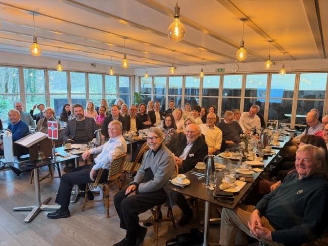 Efter mange år med faldende medlemstal og en gennemsnitsalder på 78 år kom et vendepunkt for Gentofte Rotary. Her ses et morgenmøde fra 26. marts 2026