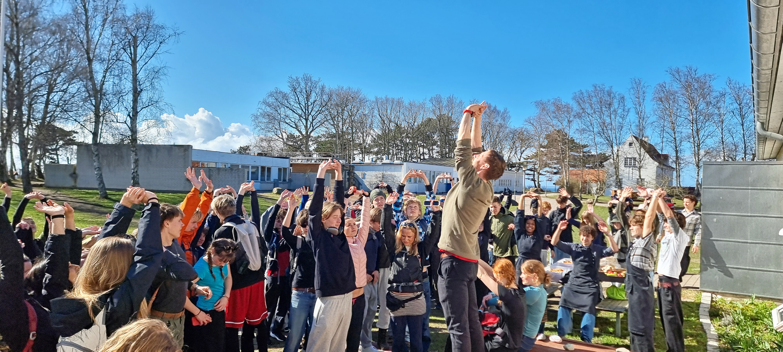 Omkring 100 elever fra Baunehøj Efterskole deltog i et 24-timers velgørenhedsløb, hvor formålet var at samle penge ind til et brøndprojekt, der skal sikre adgang til rent drikkevand for omkring 1.300 elever på en skole i Togo.