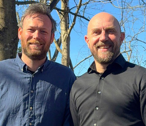 Christoffer Emil Jexen (EL) (tv.) og Jacob Netteberg (R), henholdsvis næstformand og formand i Social- og Beskæftigelsesudvalget, udtrykker forsigtig optimisme.