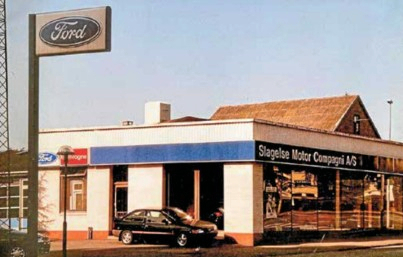 Villa Menucha på Smedegade blev opført for fabrikant Kierulff, og da han i 1918 havde gennemført et generationsskifte forlod han Danmark, og villaen blev overtaget af bilforhandleren. Ældre læsere vil erindre villaen ved Ford på hjørnet af Smedegade og Rosenkildevej.