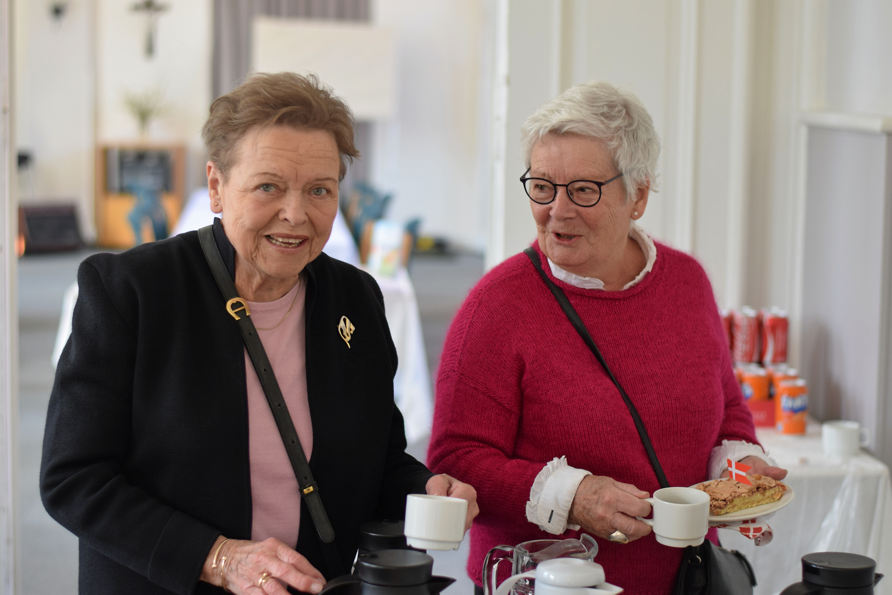 Betty og Birte, naboer til Missionshuset, tog mod festinvitationen og fik dermed lejlighed til at se nærmere på huset og Indre Mission.