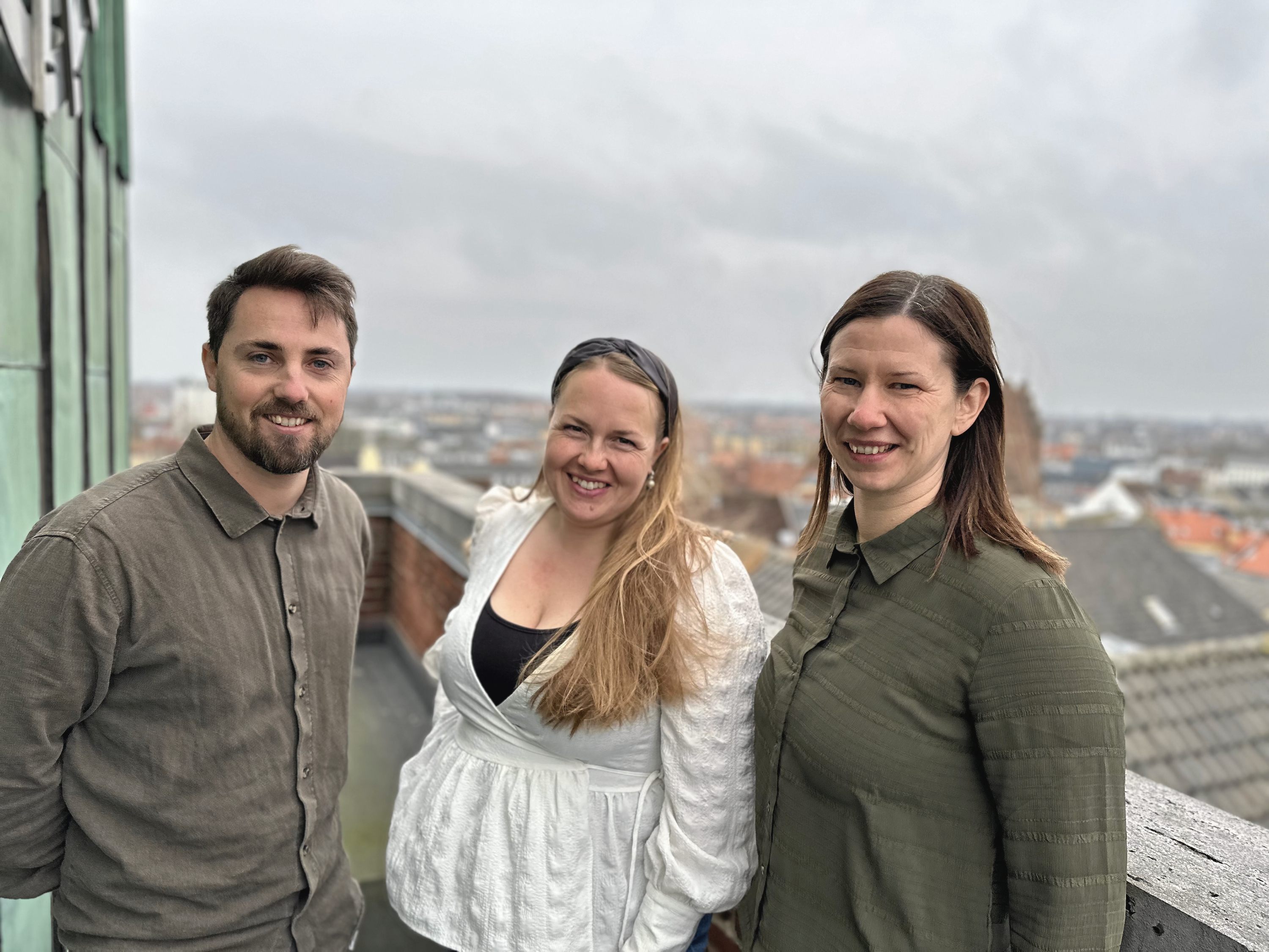 De tre Brobyggere Simon Svensson, Kicki Bech Hesselberg og Betina Tue Rasmussen er klar til at hjælpe seniorer med at finde fællesskaber, der passer til netop deres interesser, hvad enten det er bordtennis, broderi, banko eller noget helt fjerde.