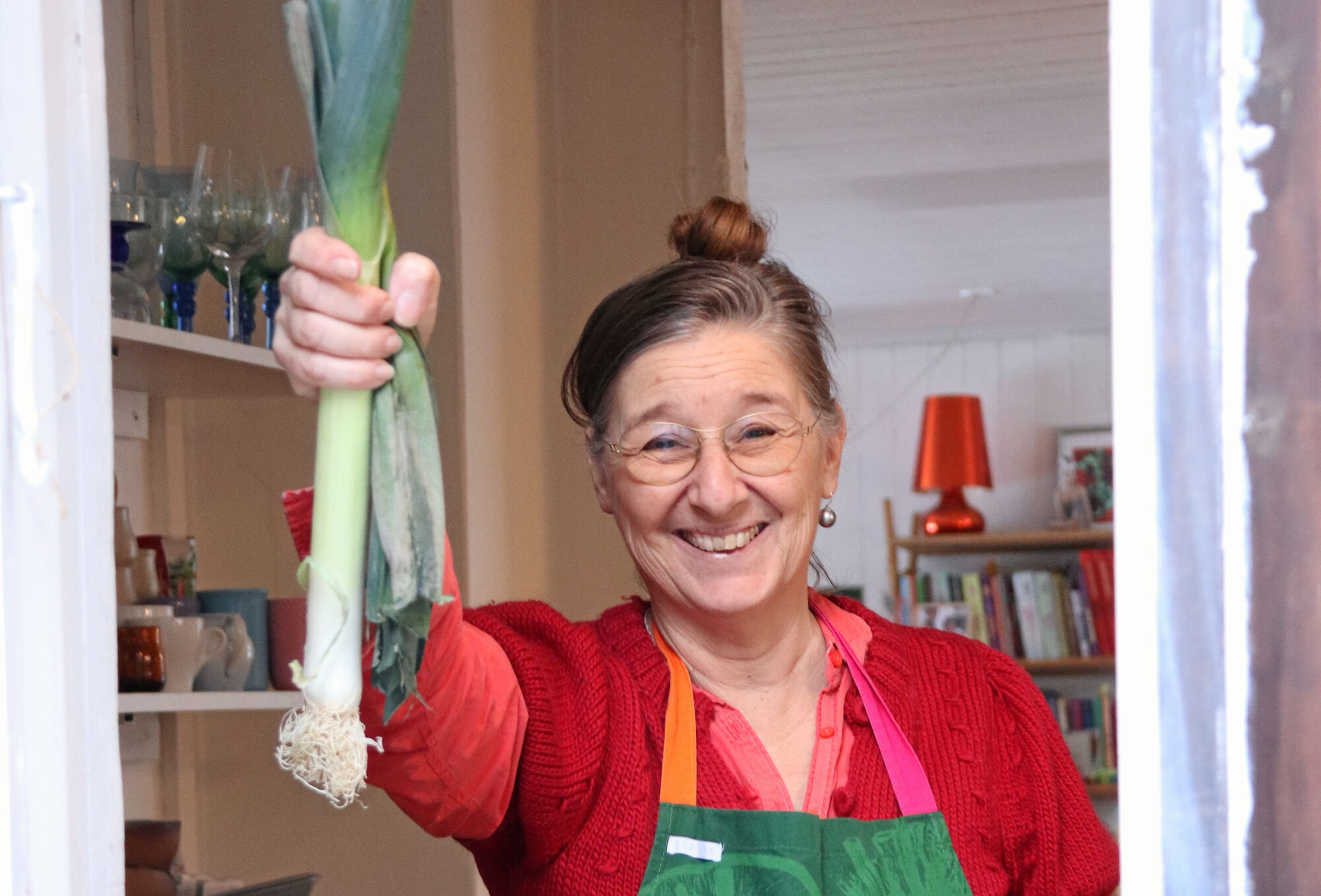 Tina Scheftelowitz styrer fællesskabet, når deltagerne synger og snitter friske salater i Kulturhus Trommens caféområde.