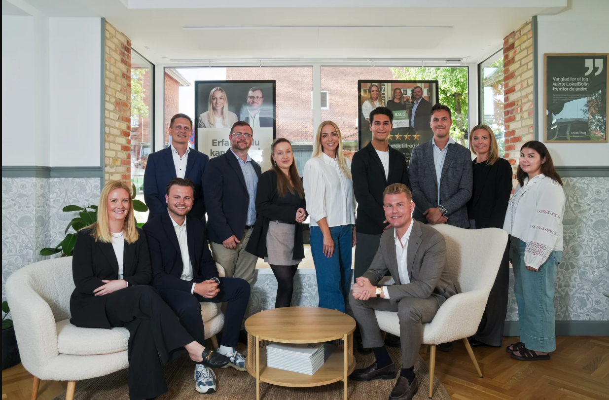 Det samlede team bag LokalBolig i Holte og Birkerød arbejder tæt sammen i det daglige.