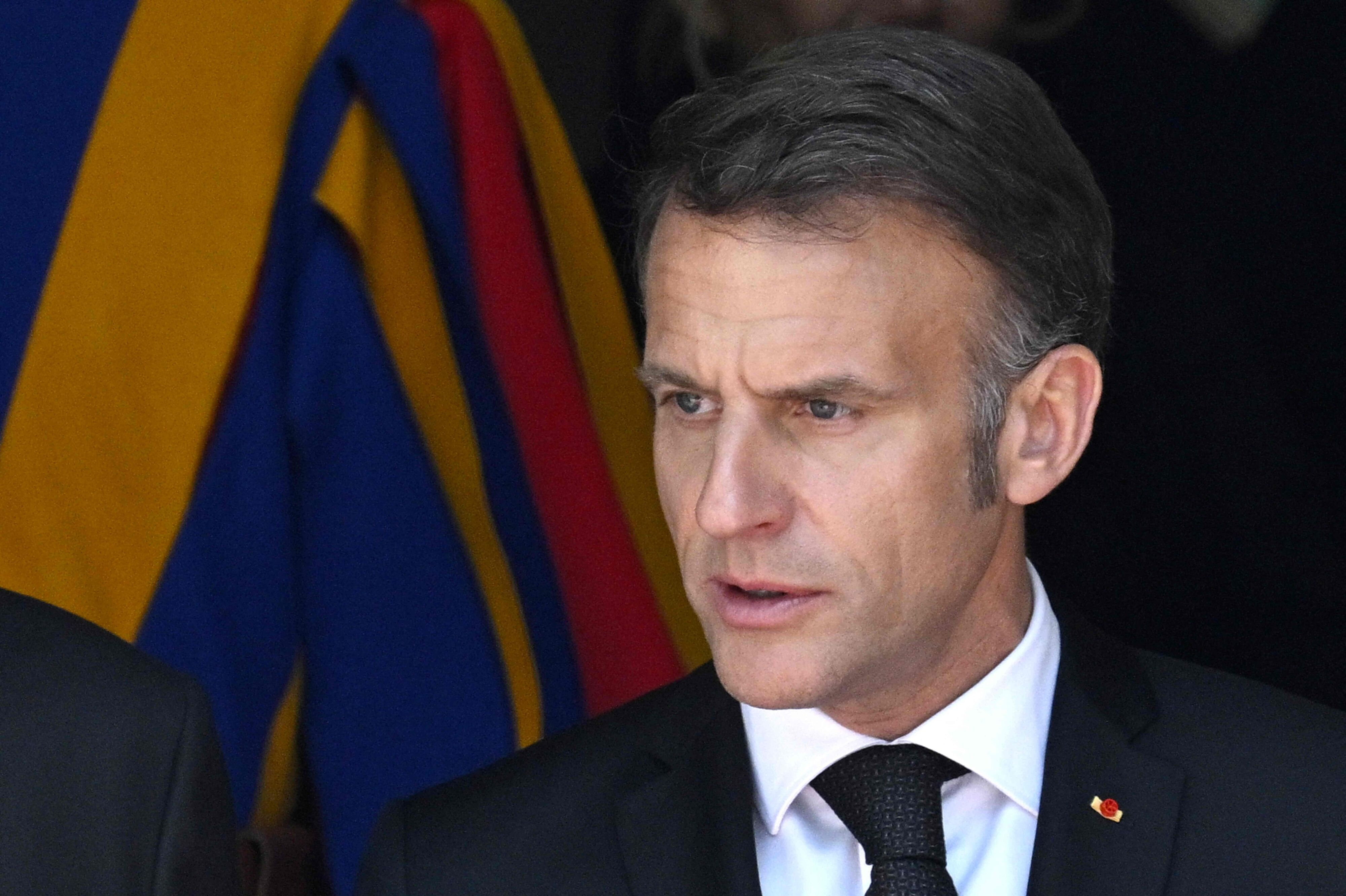 Mens USA og Iran lørdag har taget hul på direkte forhandlinger på det højeste niveau i årtier, arbejder Frankrigs præsident, Emmanuel Macron, videre på de diplomatiske linjer og har talt med sin iranske modpart. Det skriver han lørdag i et opslag på X.