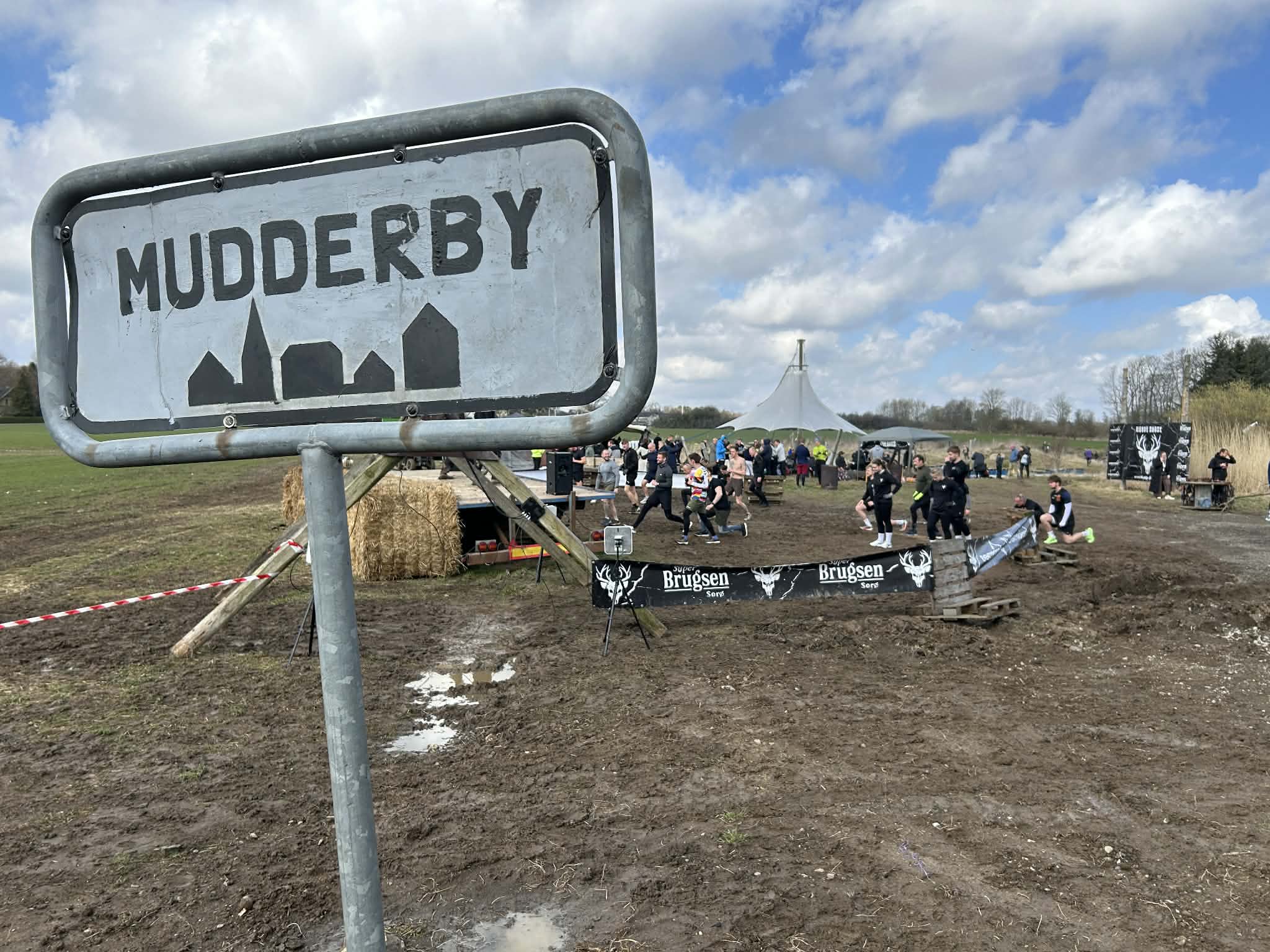 Der blev varmet op, uddelt snack og drikkevarer og snakket og grinet og spillet musik ved "Mudderby", hvor det er både et løbsstart og målstreg..