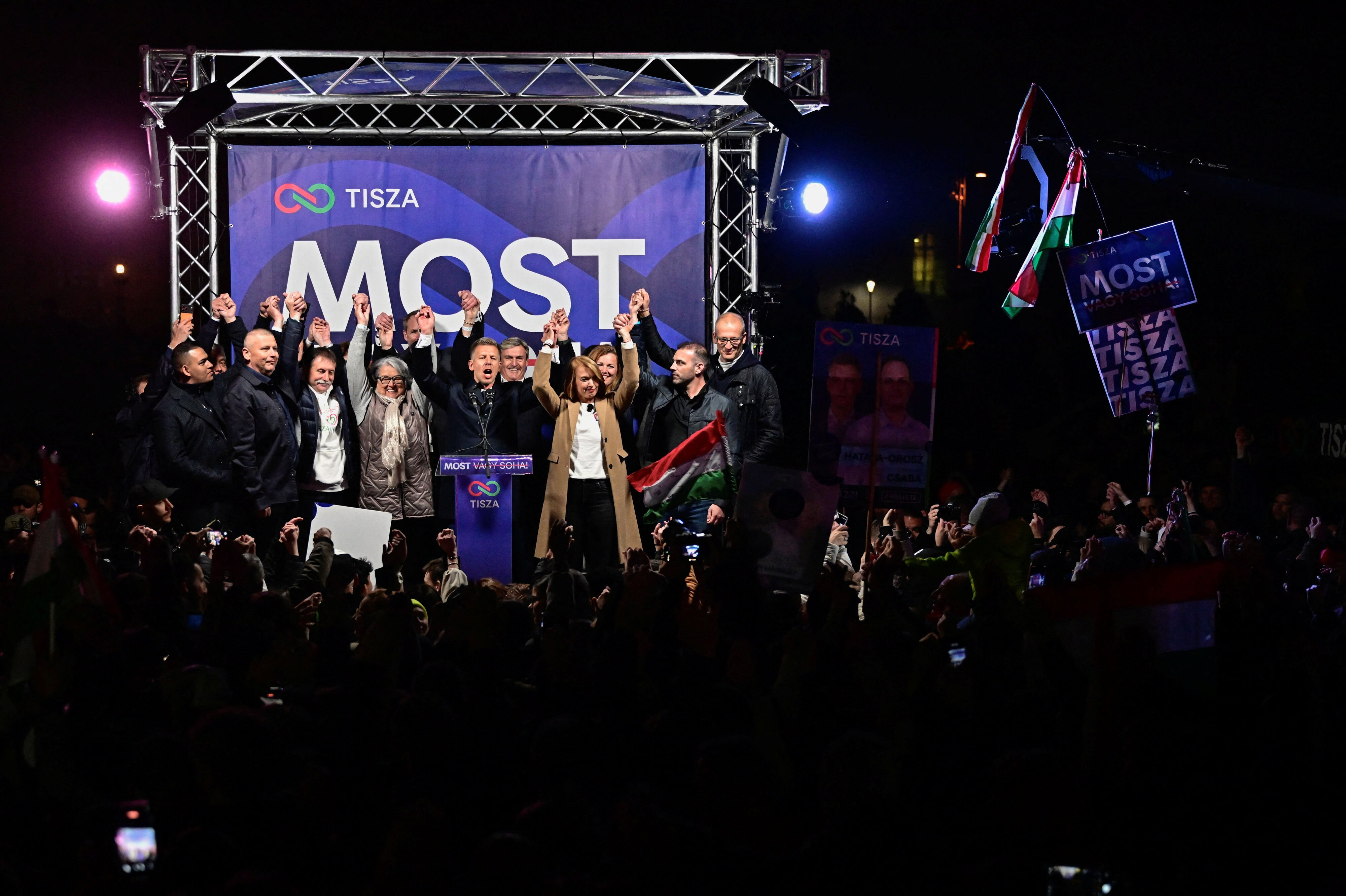 Péter Magyar, der er leder af det ungarske oppositionsparti Tisza, holdt lørdag aften sit sidste valgmøde inden søndagens parlamentsvalg. Meningsmålinger spår en overbevisende sejr til Magyar.