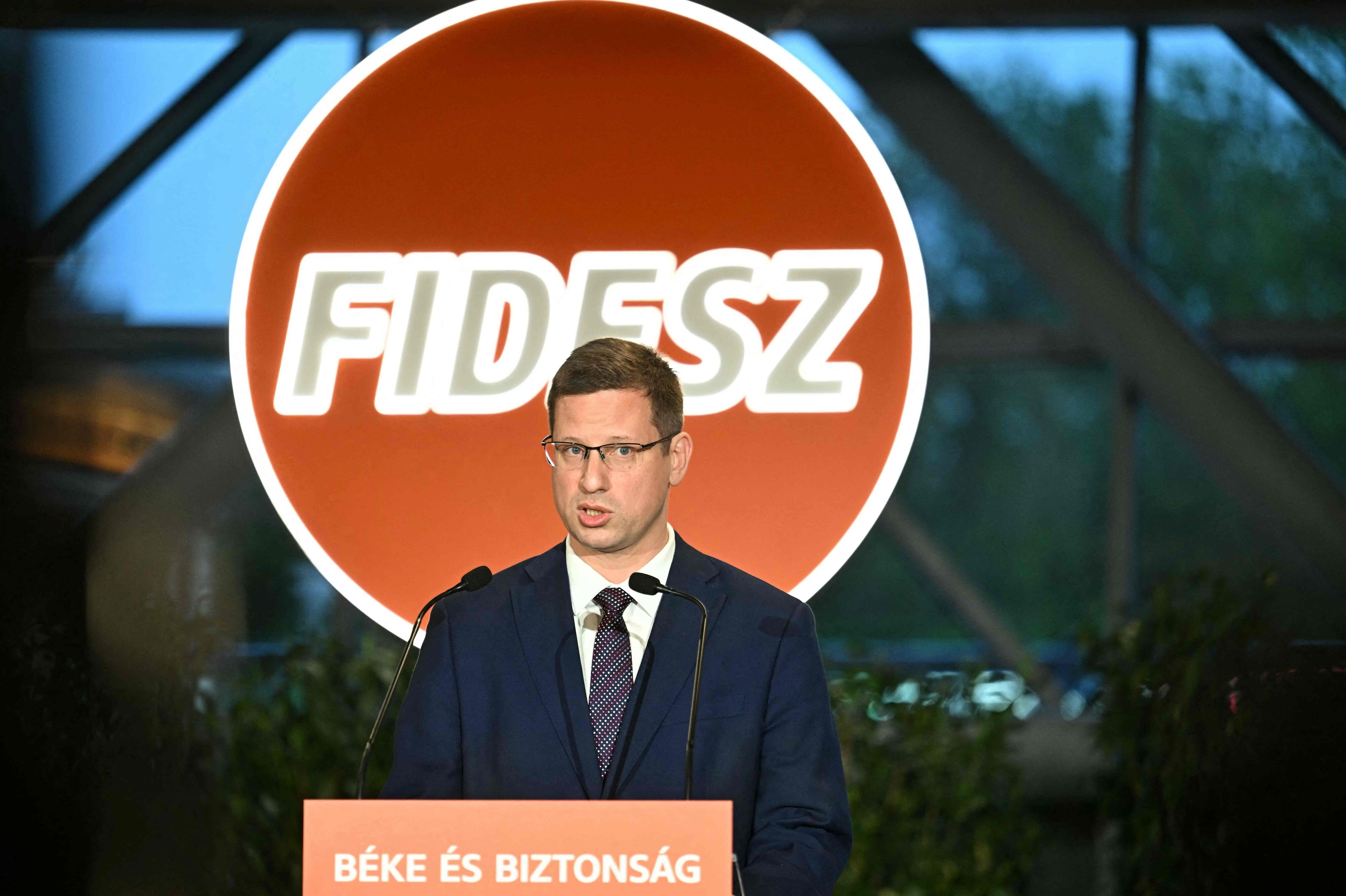 Gergely Gulyas, der er stabschef for Ungarns premierminister, Viktor Orbán, taler på et pressemøde, kort efter at valgstederne lukkede klokken 19. Meningsmålinger tyder på, at Orbán risikerer at miste magten efter 16 år i spidsen for Ungarns regering.