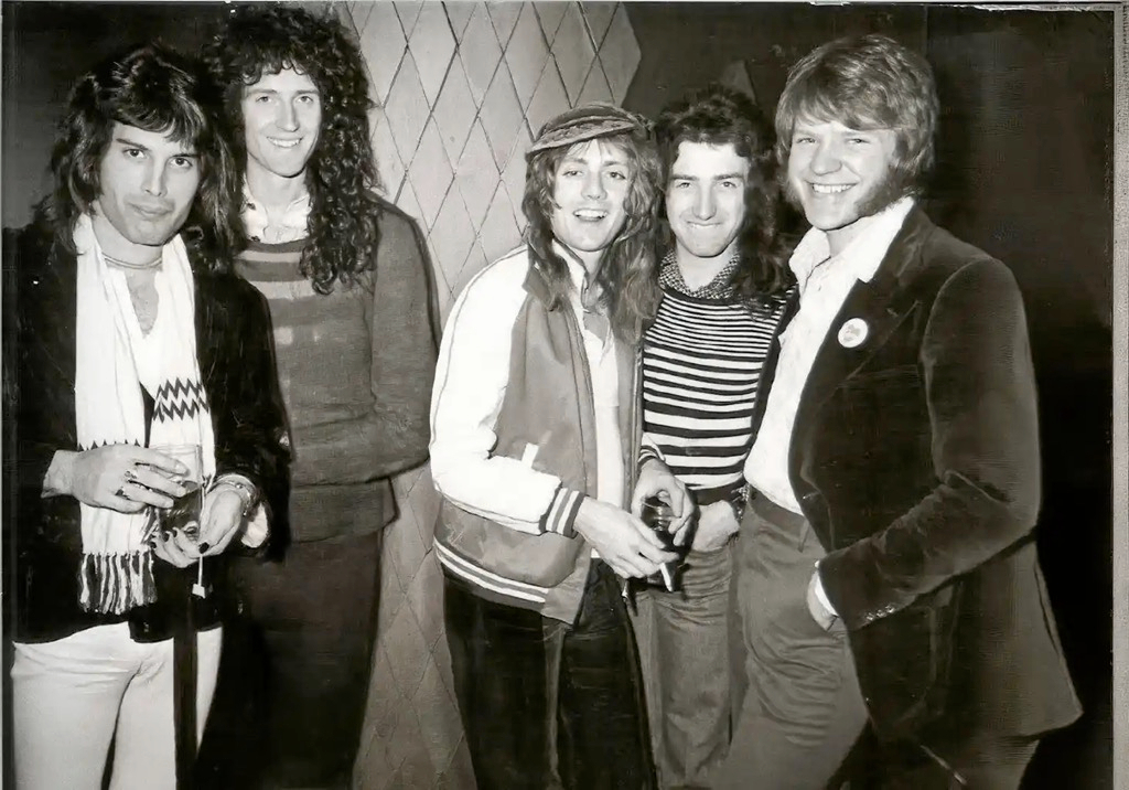 Gruppen Queen da de besøgte Danmark første gang i 1974 og blev modtaget af Jerry Ritz. Han var repertoirechef på pladeselskabet EMI, der stod for udgivelsen af deres plader. Fra venstre Freddie Mercury, Brian May, Roger Taylor, John Deacon og Jerry Ritz