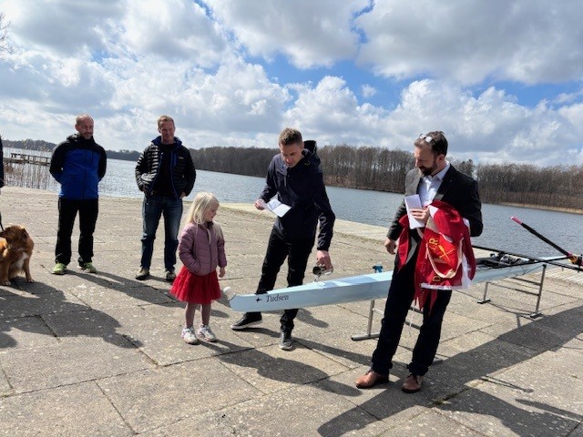 Borgmester Jakob Spliid (V) døbte Tudsen ved Sorø Roklubs standerhejsning.