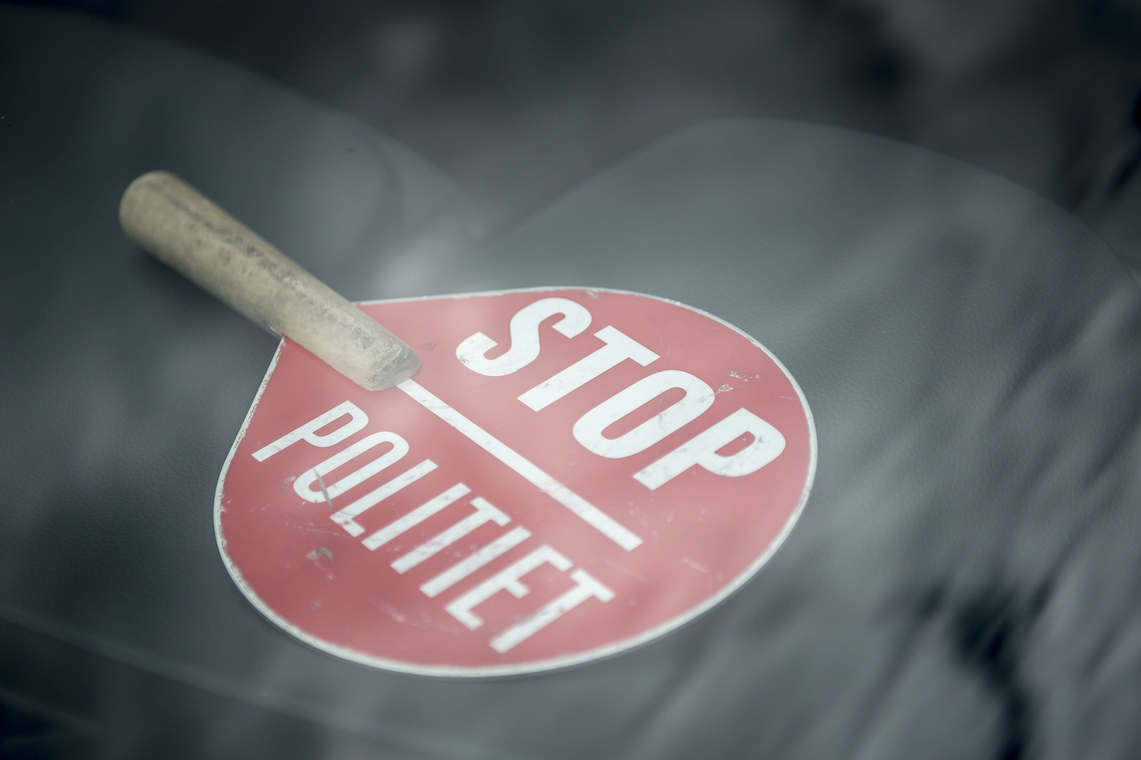 Mens Politiforbundet i nogle tilfælde betaler for juridisk bistand til betjente i straffesager, siger Dansk Fængselsforbund nej. (Arkivfoto)